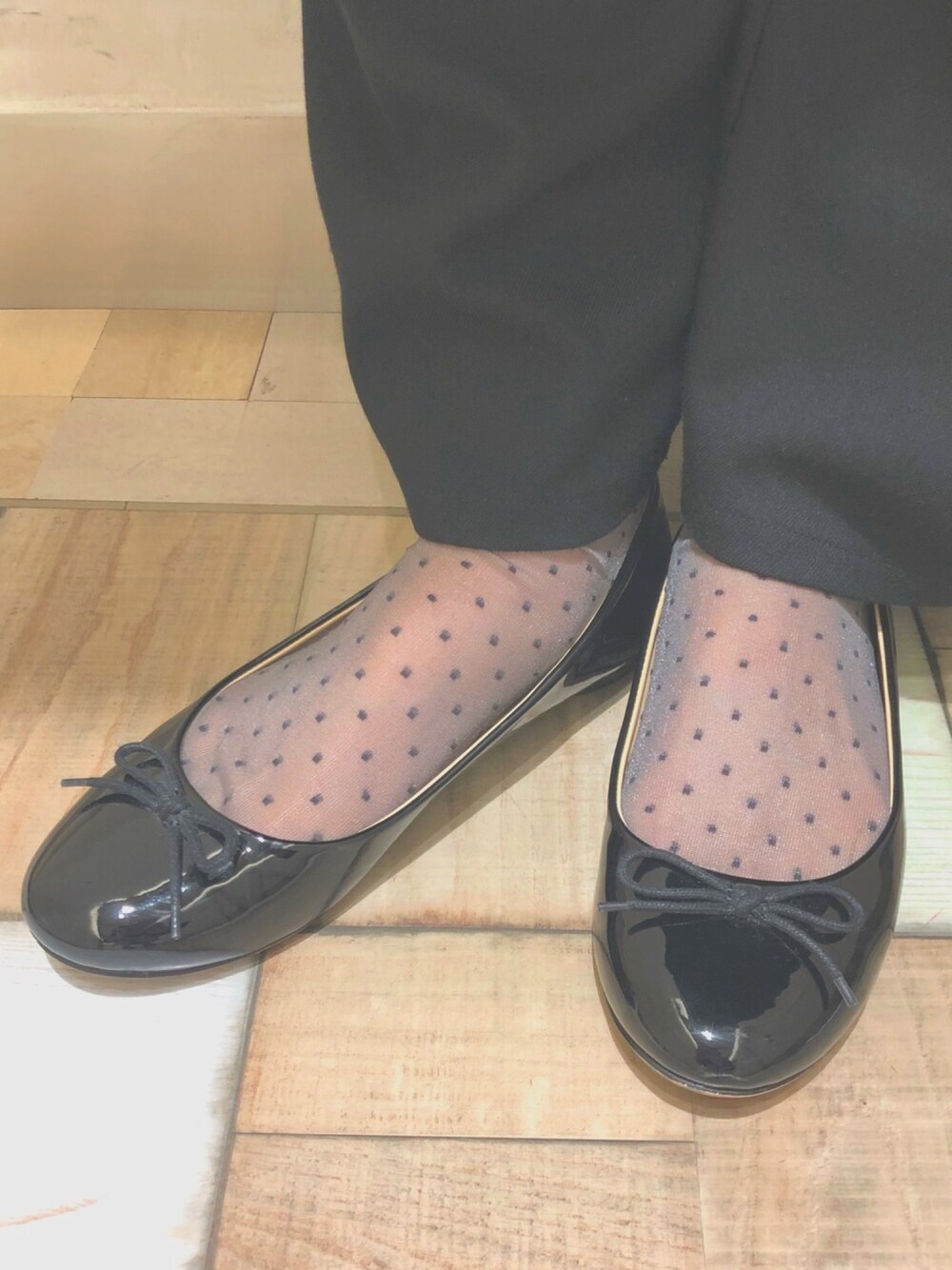 「靴下屋、ドット」｜「E hyphen world galleryのバックVラインオールインワン（つなぎ/オールインワン、ブラック系）」を使った、ｙ+ｚ+さん（レディース・154cm）の春コーディネートの1枚目の写真