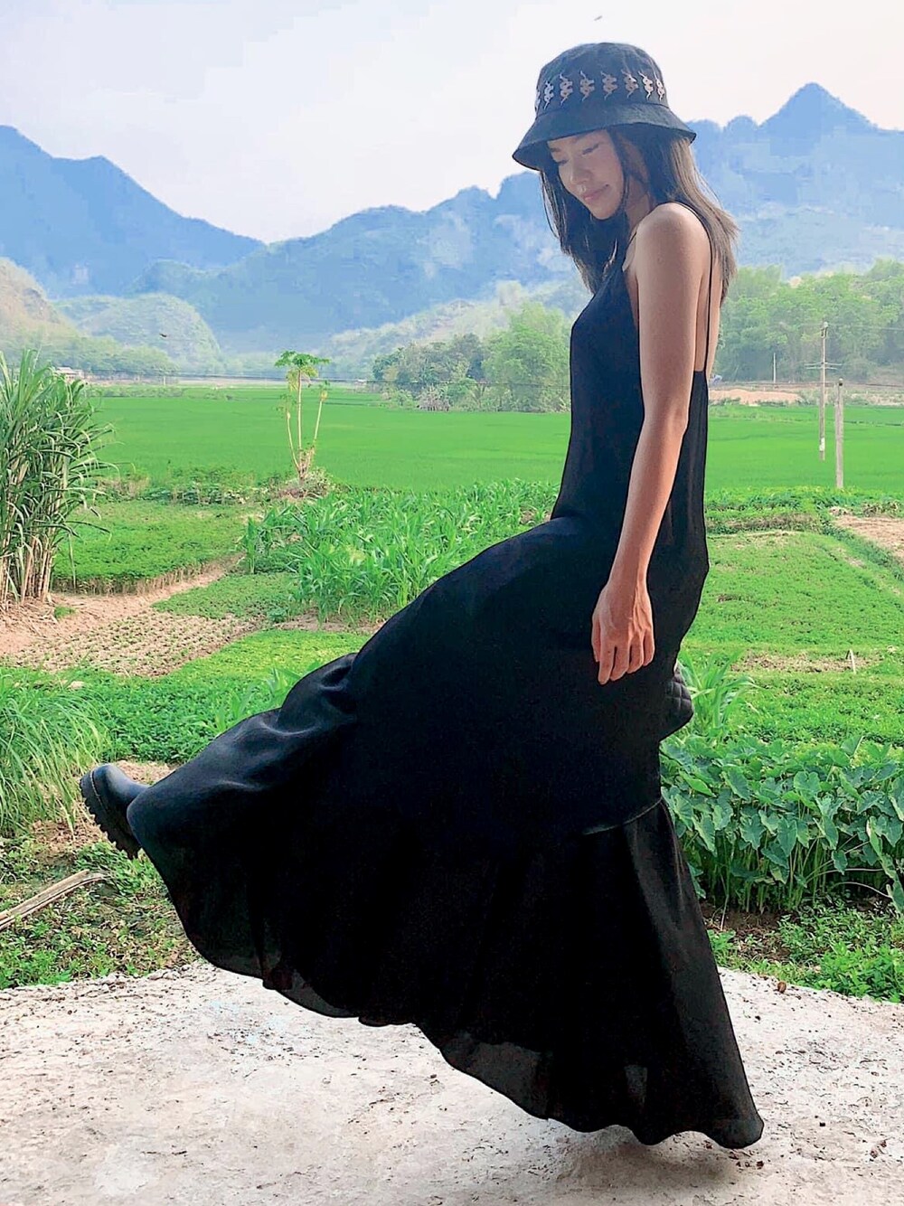 「summer、girl、TRIP、travel、black、ALL BLACK、SlipDress、BUCKET HAT」｜「Kappaのアイテム（ハット、ブラック系）」を使った、graciev1310さん（レディース・155cm）の春コーディネートの1枚目の写真
