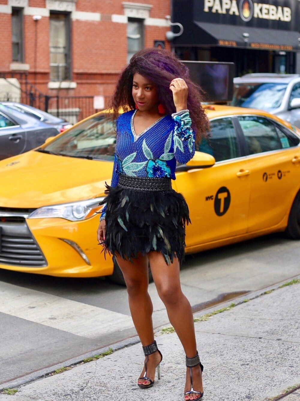 「NYFW、newyork、noonday、feathered skirt、embellished top、VINTAGE、vintage top、street style、purple hair、skirt」｜「Amazonのアイテム（スカート、ブラック系）」を使った、VANESSA さん（レディース・160cm）の秋コーディネートの1枚目の写真