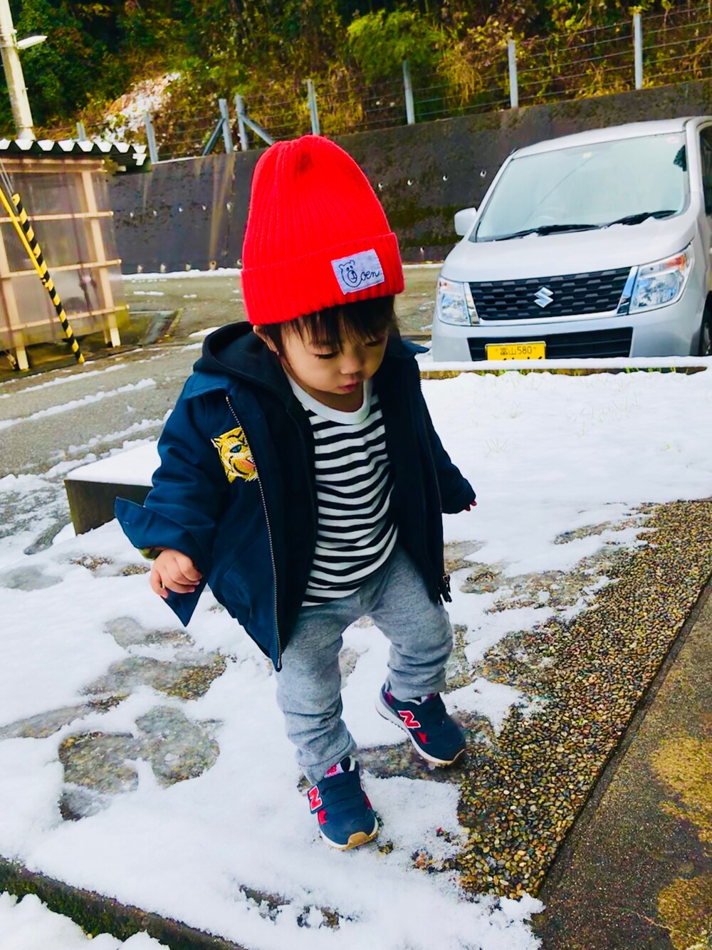 「冬、UNIQLO、ニット帽、ストリート、雪、ボーダー、スウェットパンツ」｜「coenの【coen キッズ】コットンリブニットワッチ2017SS（ニットキャップ/ビーニー、レッド系）」を使った、TOMATOさん（キッズ・80cm）の冬コーディネートの1枚目の写真