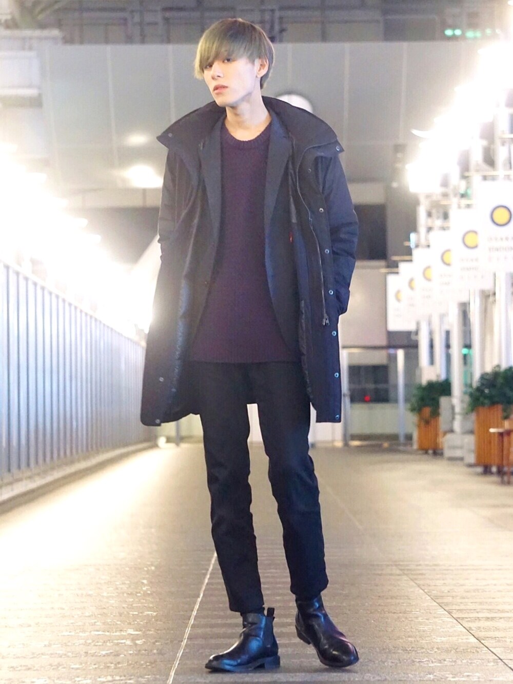 「THE SHOP TK、THESHOPTK、ダウンコート、パープル、黒スキニー、黒コーデ、サイドゴアブーツ」｜「THE SHOP TK のストレッチダウンコート（ダウンジャケット/コート、ブラック系）」を使った、syu-さん（メンズ・168cm）の冬コーディネートの1枚目の写真