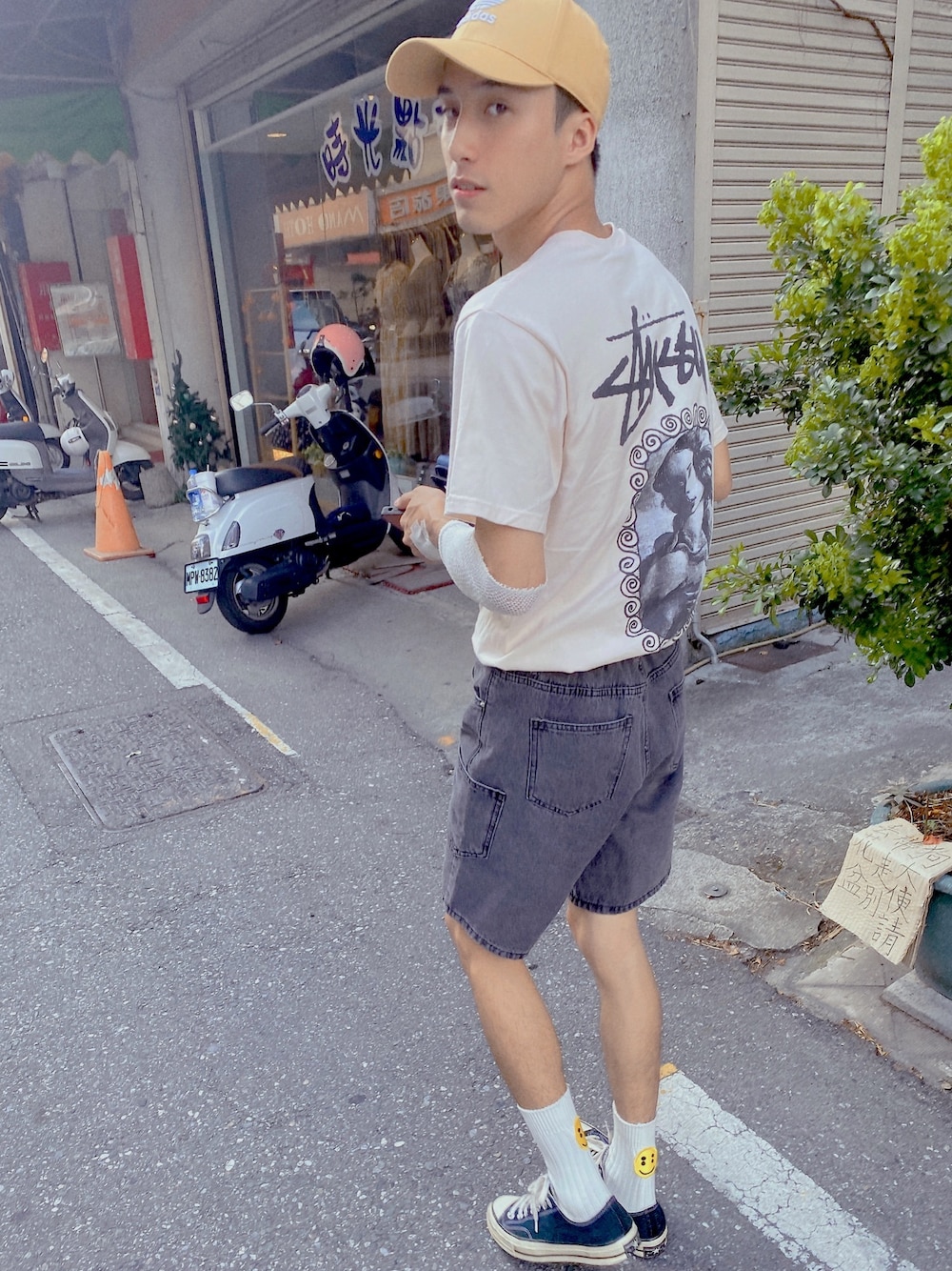 「街頭穿搭、韓国ファッション、日系极简、Japan、korea」｜「STUSSYのVenus Swirl Tee（Tシャツ/カットソー、ホワイト系）」を使った、jeremy さん（メンズ・176cm）の夏コーディネートの1枚目の写真