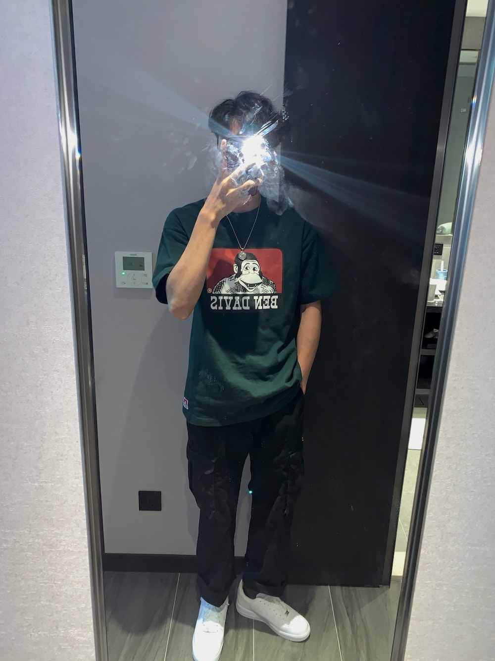 「街頭穿搭、夏、男友風、韓国」｜「BEN DAVISのBEN DAVIS/ベンデイビス ゴリラアイコン グラフィック Tシャツ（Tシャツ/カットソー、ホワイト系）」を使った、jeremy さん（メンズ・176cm）の夏コーディネートの1枚目の写真