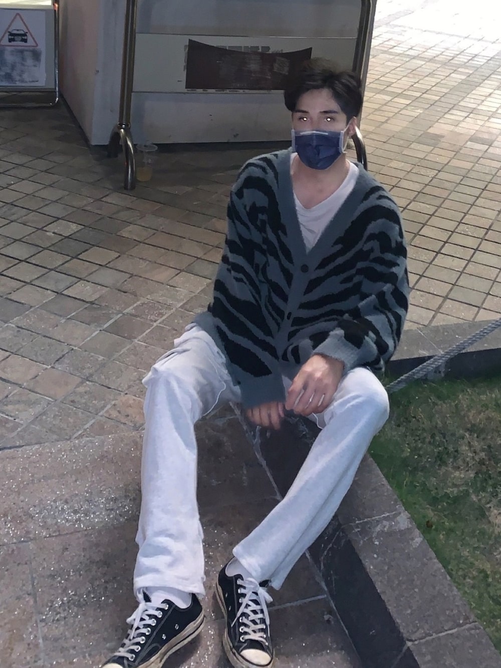 「ootd、休閒、韓系、korea、night、高校生」｜「CONVERSEのアイテム（スニーカー、ブラック系）」を使った、jeremy さん（メンズ・176cm）の春コーディネートの1枚目の写真