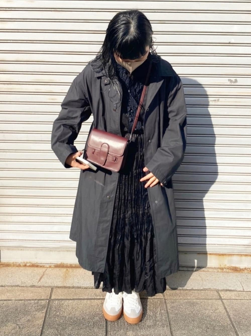 「冬、UNIQLO、used、古着、古着MIX、シンプルコーデ、ootd、黒、スニーカーコーデ、ライトロングコート」｜「GERMAN TRAINERのジャーマントレーナー / GERMAN TRAINER / スニーカー SVEC / シュベック（スニーカー、ホワイト系）」を使った、mifuさん（レディース・155cm）の冬コーディネートの1枚目の写真