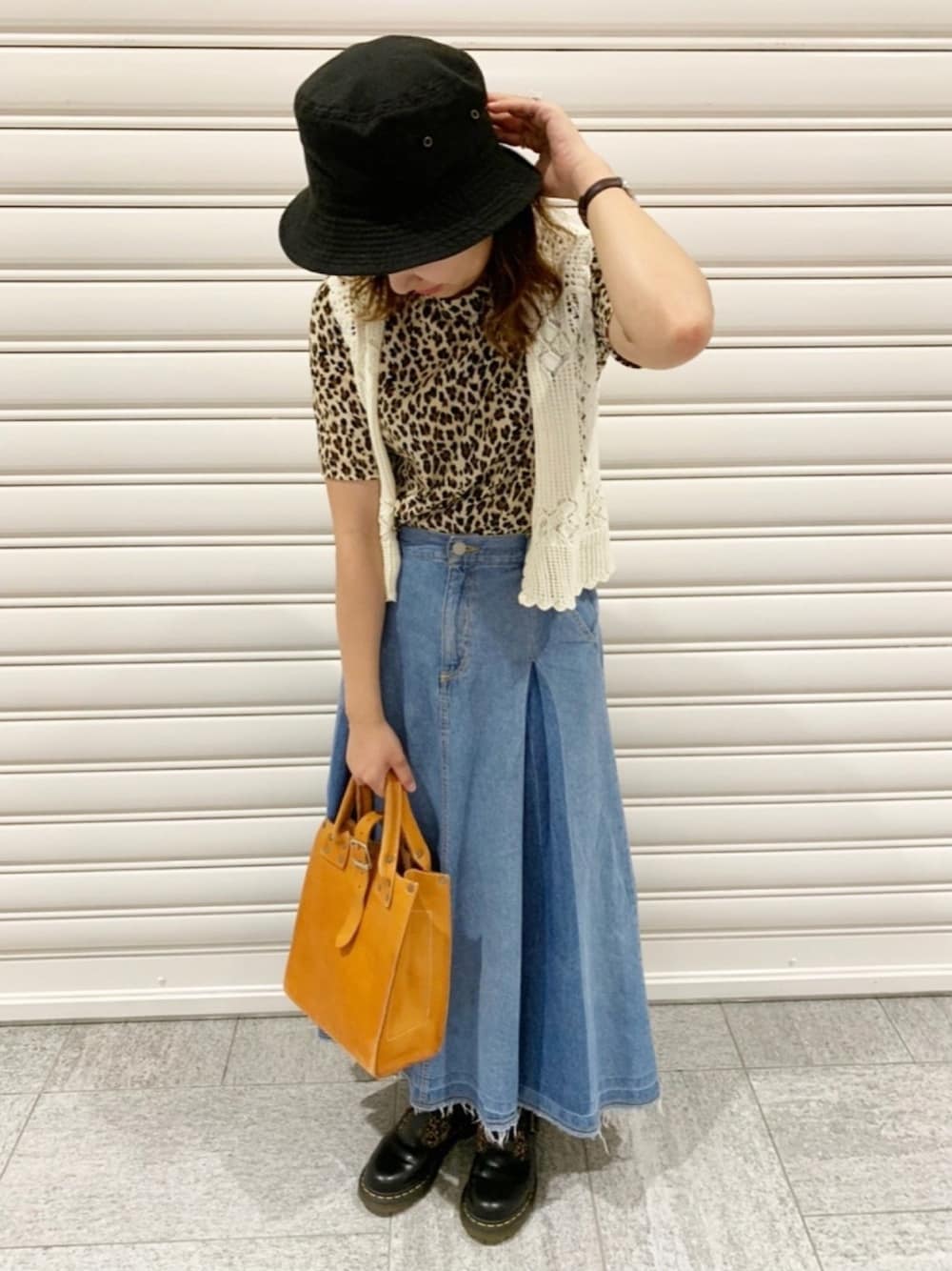 「バケットハット、レオパード、休日スタイル、ootd、ユニクロ、Dr.Martens、お洒落さんとつながりたい」｜「UNIQLOのアイテム（ベスト、ホワイト系）」を使った、mifuさん（レディース・156cm）の夏コーディネートの1枚目の写真