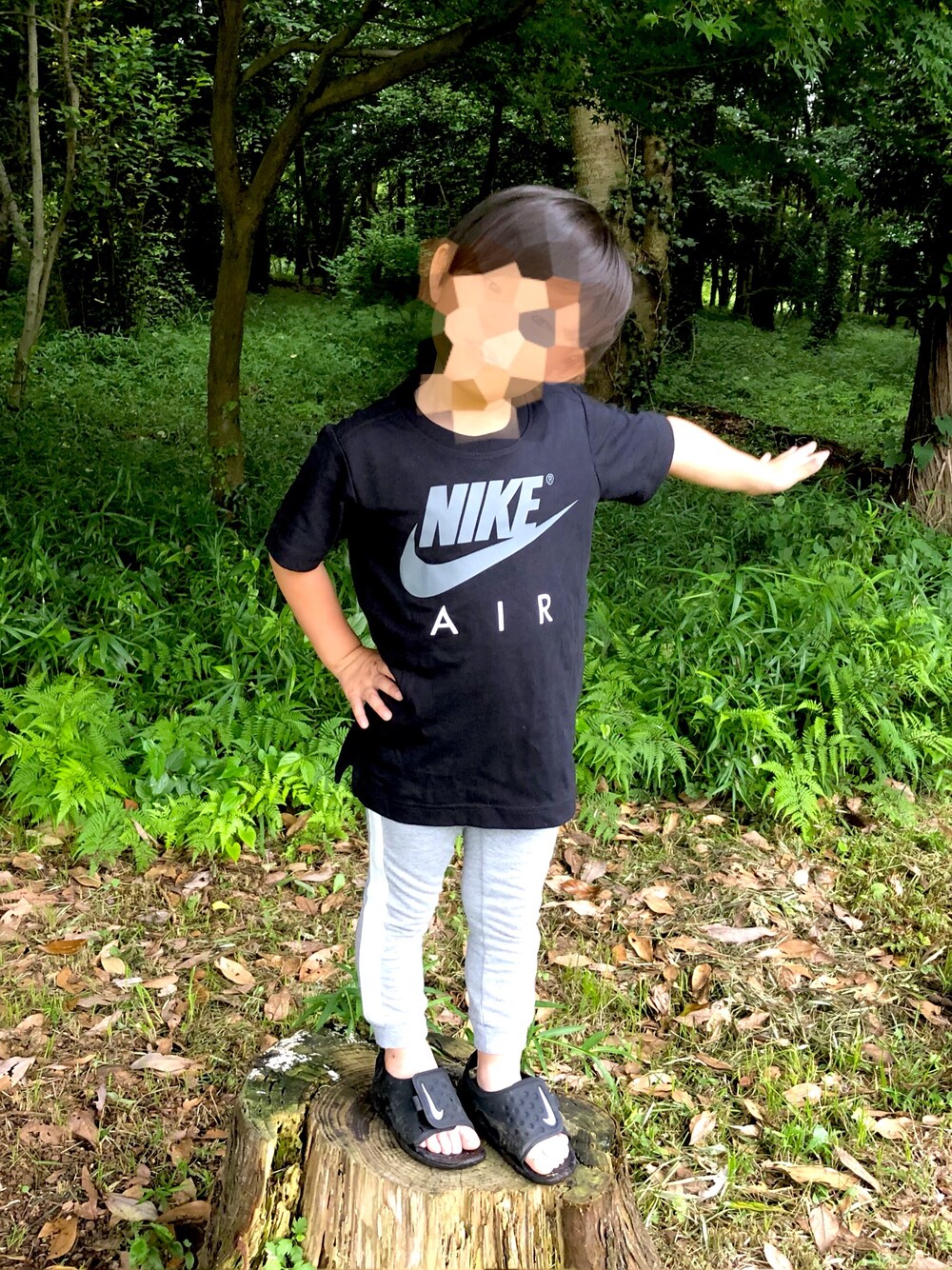 「NIKEのアイテム（Tシャツ/カットソー、ブラック系）」を使った、kuuuu09さん（キッズ・100cm）の秋コーディネートの1枚目の写真