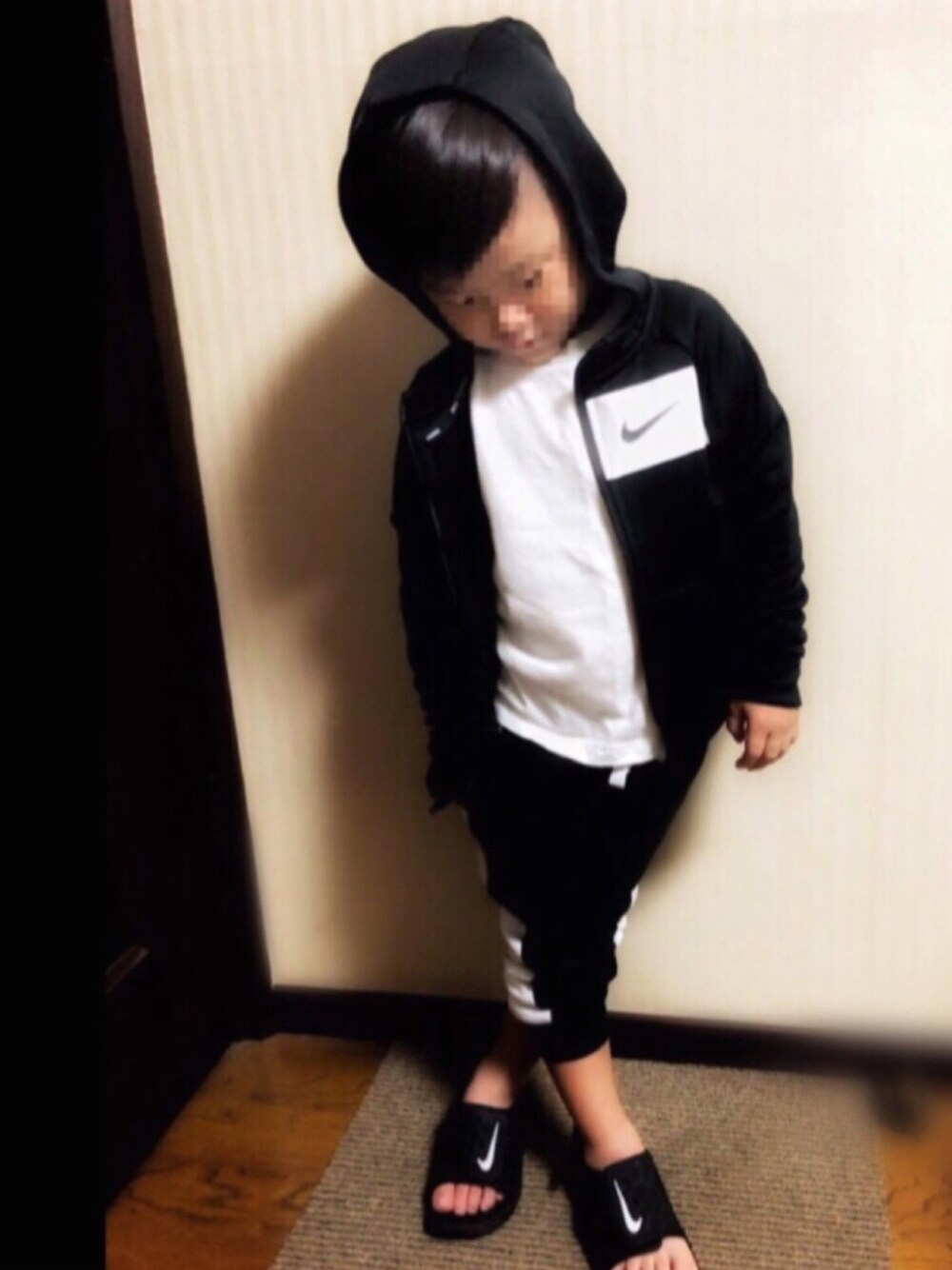 「ナイキ、キッズコーデ、黒コーデ、4歳男の子」｜「NIKEのアイテム（ジャケット/アウター、ブラック系）」を使った、kuuuu09さん（キッズ・100cm）の秋コーディネートの1枚目の写真