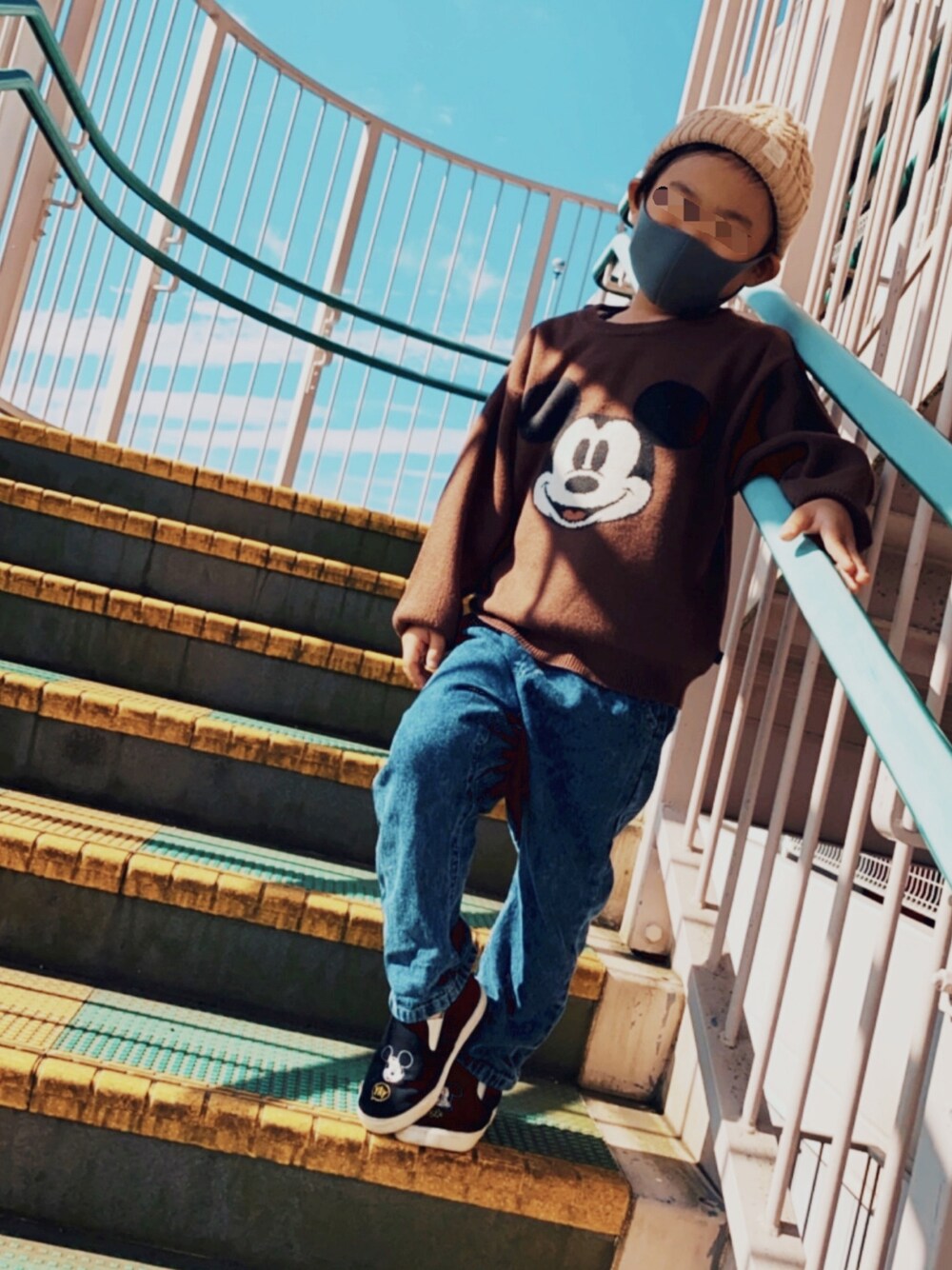 「ミッキー、シンプル、男の子、むすこーで、休日スタイル」｜「Birthdayのアイテム（ニット/セーター、ブラウン系）」を使った、kuuuu09さん（キッズ・100cm）の秋コーディネートの1枚目の写真