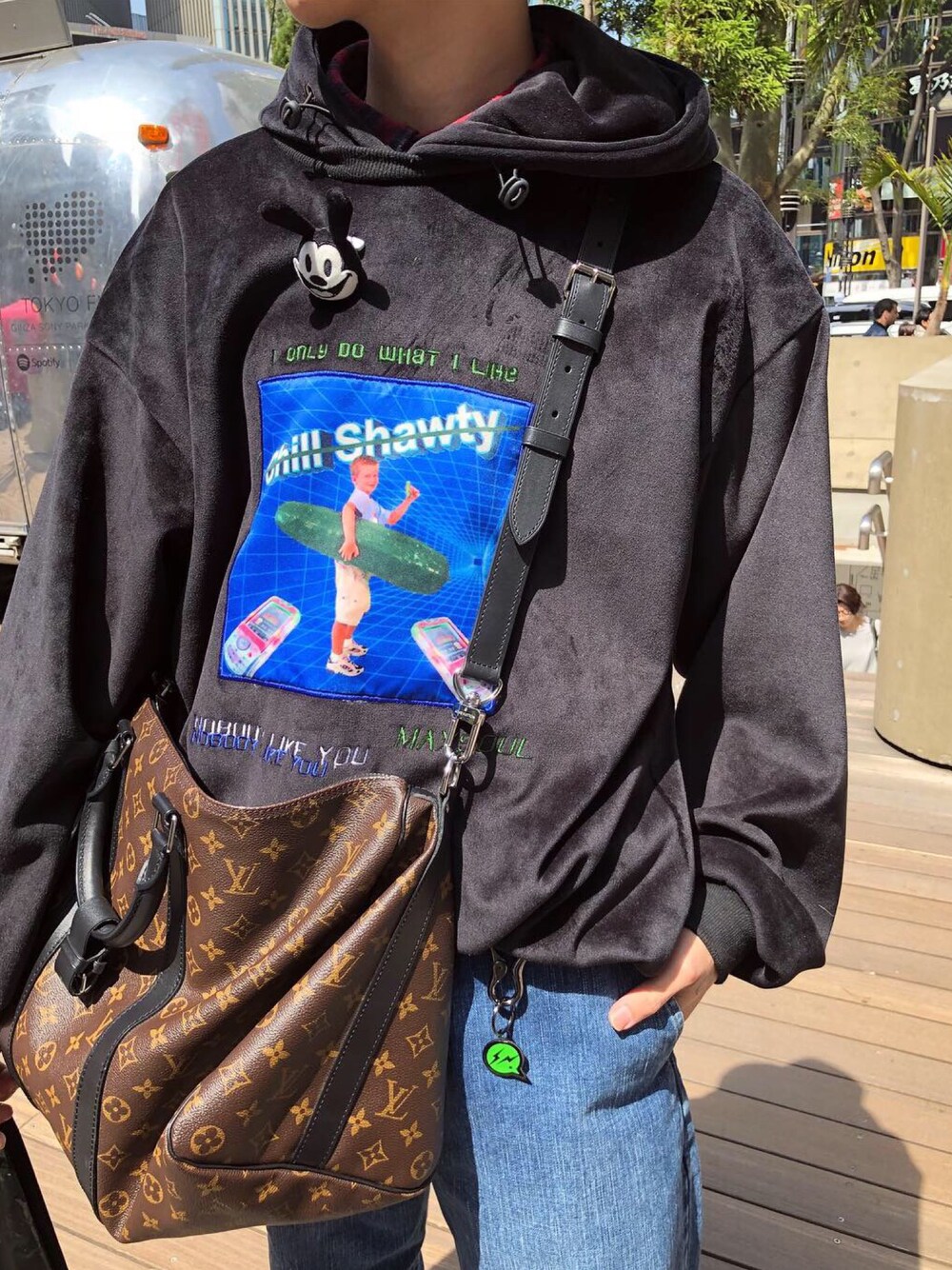 「Disneyのアイテム（ファッション雑貨、ブラック系）」を使った、Hi Kinoさん（メンズ・178cm）の春コーディネートの1枚目の写真