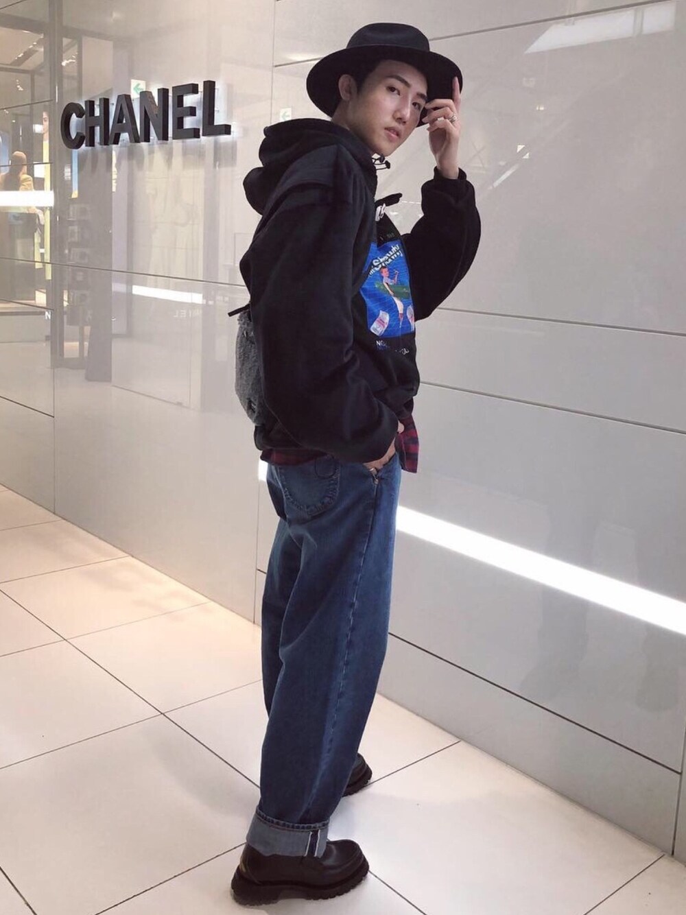 「GUCCIのアイテム（シューズ、ブラック系）」を使った、Hi Kinoさん（メンズ・178cm）の春コーディネートの1枚目の写真