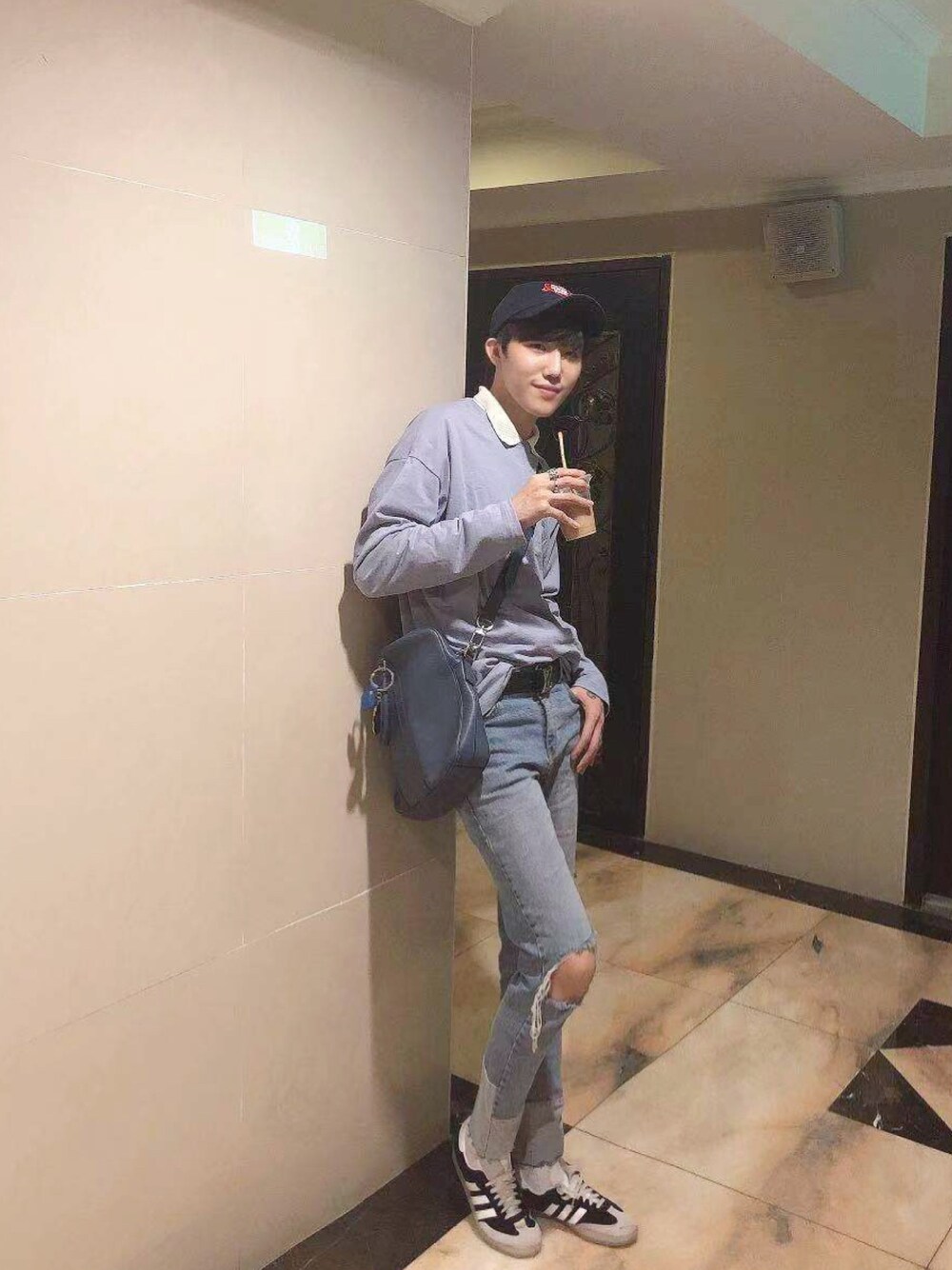 「藍」｜「LOUIS VUITTONのアイテム（バッグ、ブルー系）」を使った、Hi Kinoさん（メンズ・178cm）の秋コーディネートの1枚目の写真