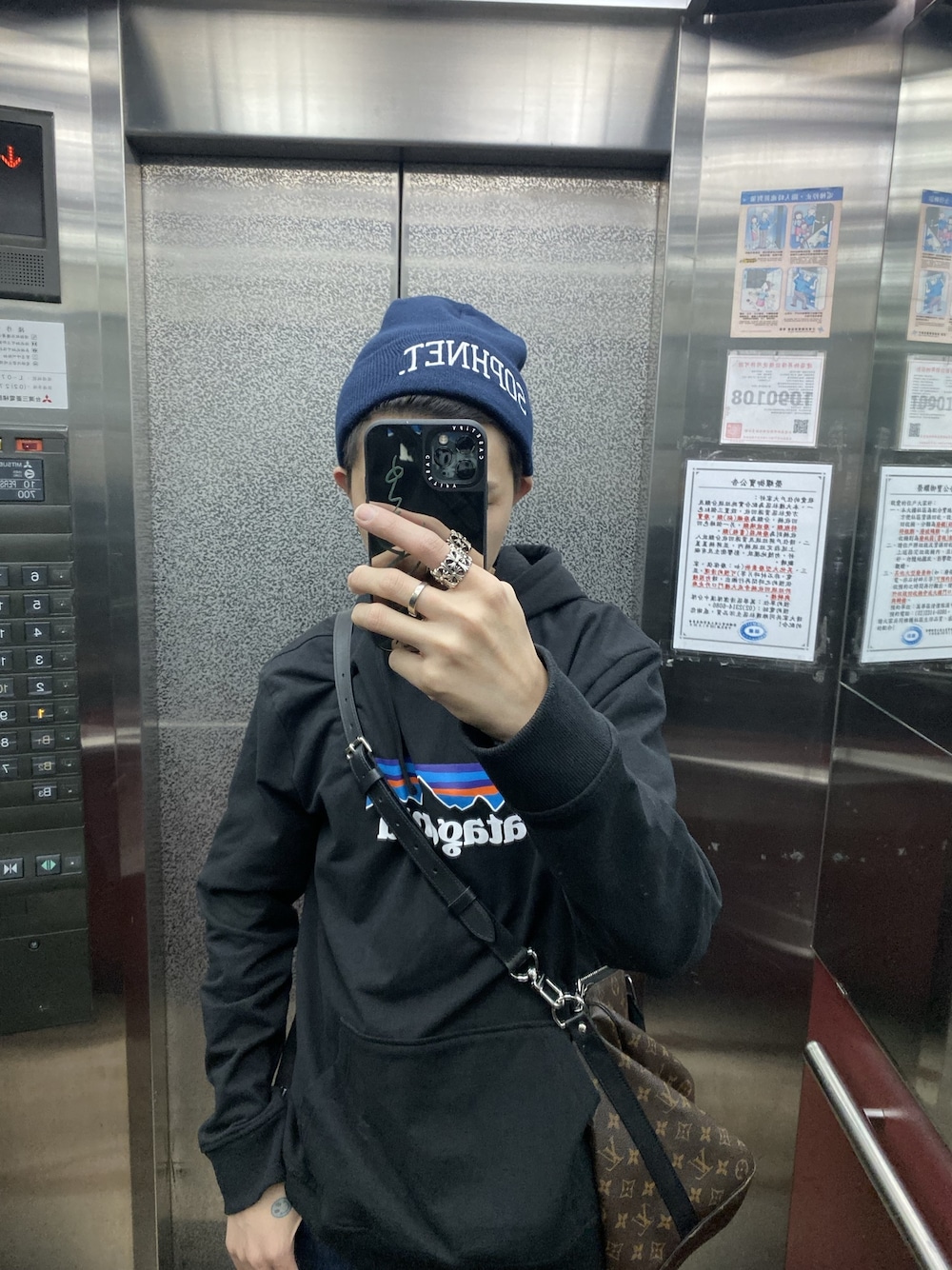 「SOPHNET.のアイテム（ニットキャップ/ビーニー、ブルー系）」を使った、Hi Kinoさん（メンズ・178cm）の冬コーディネートの1枚目の写真