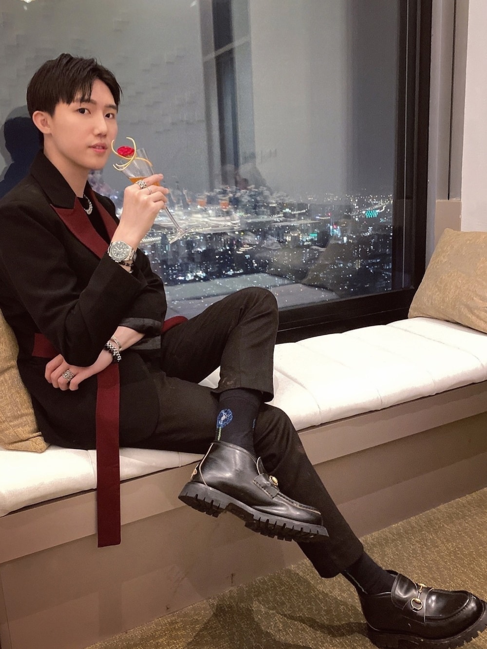 「AMBUSHのアイテム（ブレスレット、シルバー系）」を使った、Hi Kinoさん（メンズ・178cm）の冬コーディネートの1枚目の写真