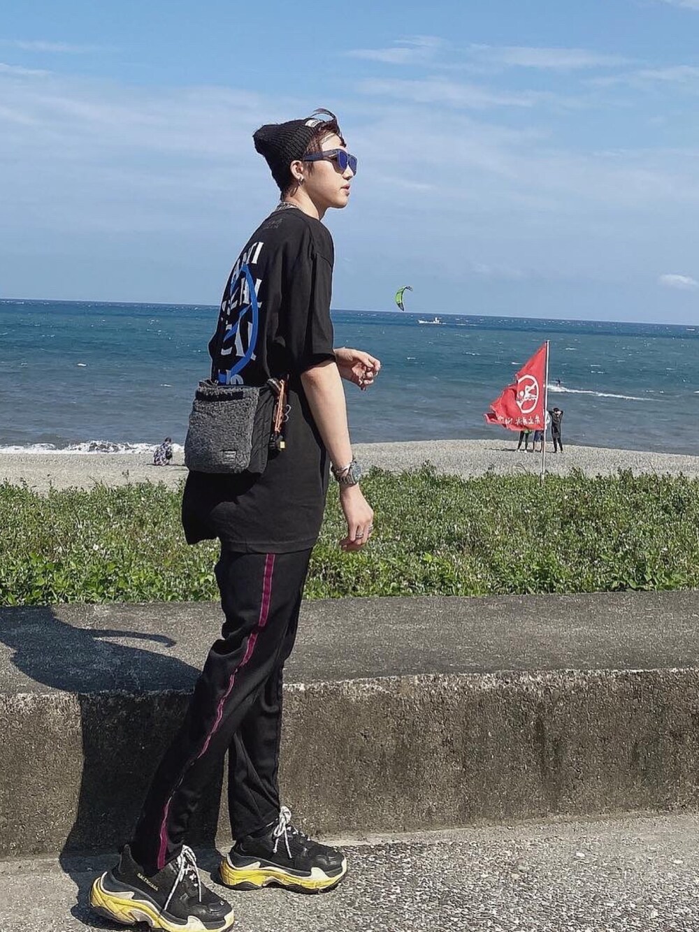 「BALENCIAGAのアイテム（シューズ、ブラック系）」を使った、Hi Kinoさん（メンズ・178cm）の春コーディネートの1枚目の写真