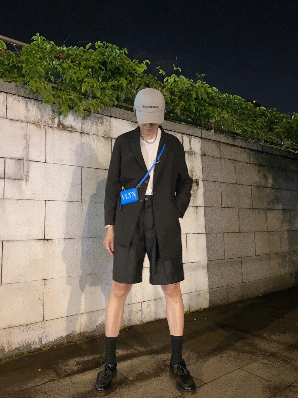 「小包」｜「VALENTINOのアイテム（バッグ、ブルー系）」を使った、Hi Kinoさん（メンズ・178cm）の夏コーディネートの1枚目の写真