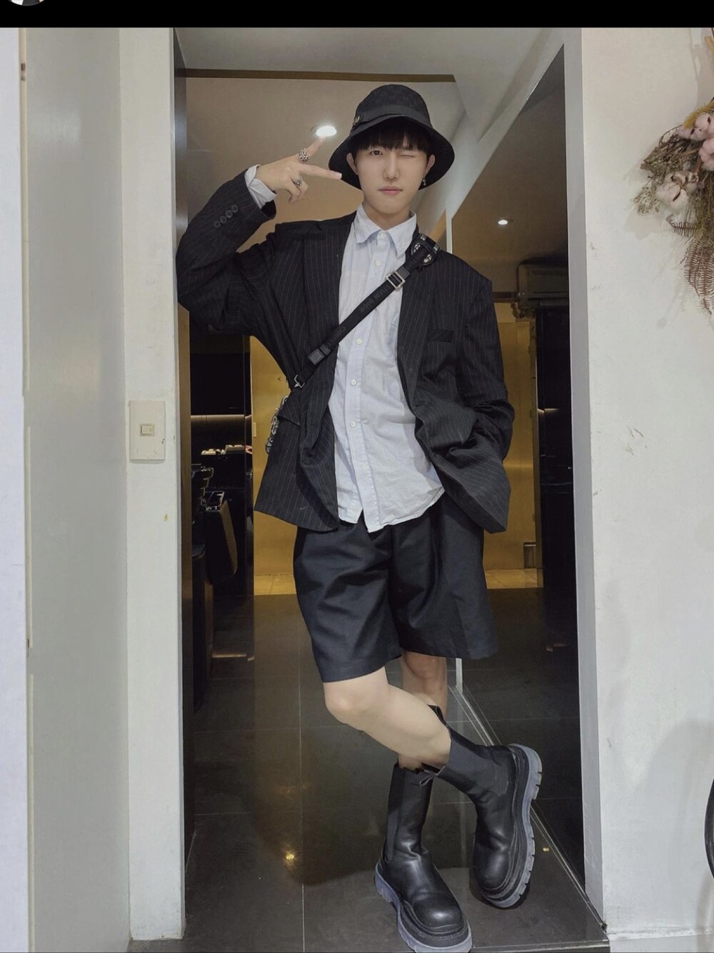 「BOTTEGA VENETAのアイテム（ブーツ、ブラック系）」を使った、Hi Kinoさん（メンズ・178cm）の冬コーディネートの1枚目の写真