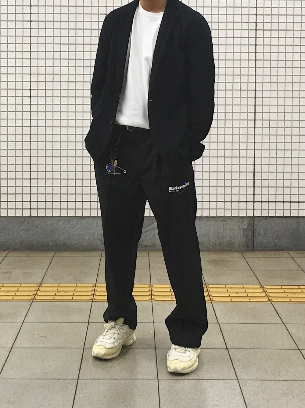 「オーバーサイズ、きれいめカジュアル、シンプルコーデ、白Tシャツ、タックイン、スラックス」｜「BlackEyePatchのアイテム（スラックス、ブラック系）」を使った、satoruさん（メンズ・171cm）の春コーディネートの1枚目の写真
