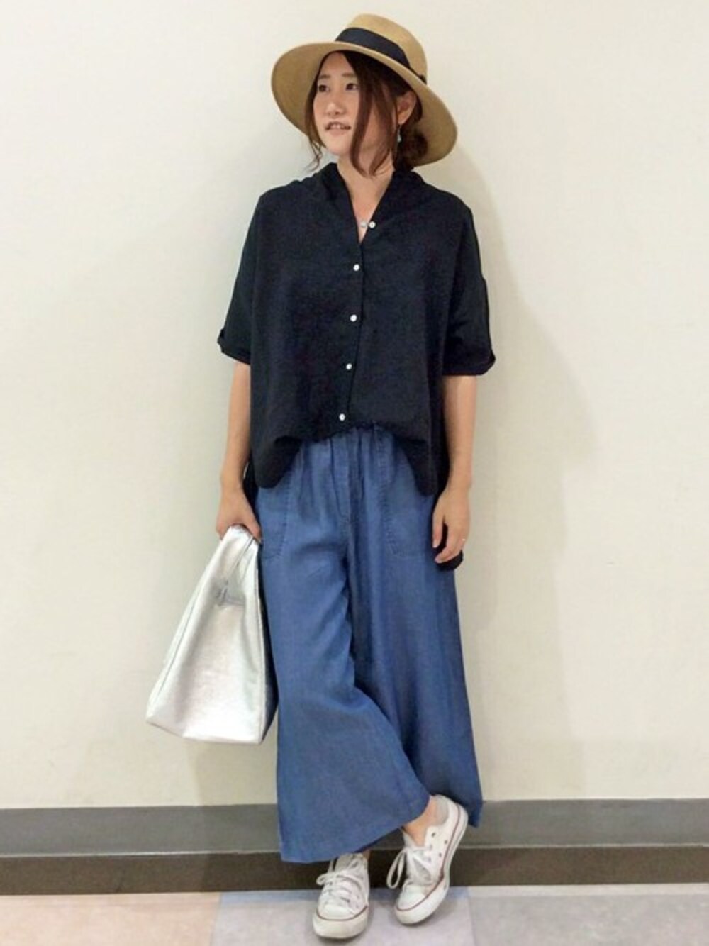 「シャツ、ワイドパンツ、イージーパンツ、中折れハット、シャツスタイル、夏コーデ、リネンシャツ、テンセルデニム、ペーパーハット、バンドカラーシャツ」｜「LBCの綿麻バンドカラー半袖シャツ（シャツ/ブラウス、ブラック系）」を使った、HARUさん（レディース・156cm）の夏コーディネートの1枚目の写真