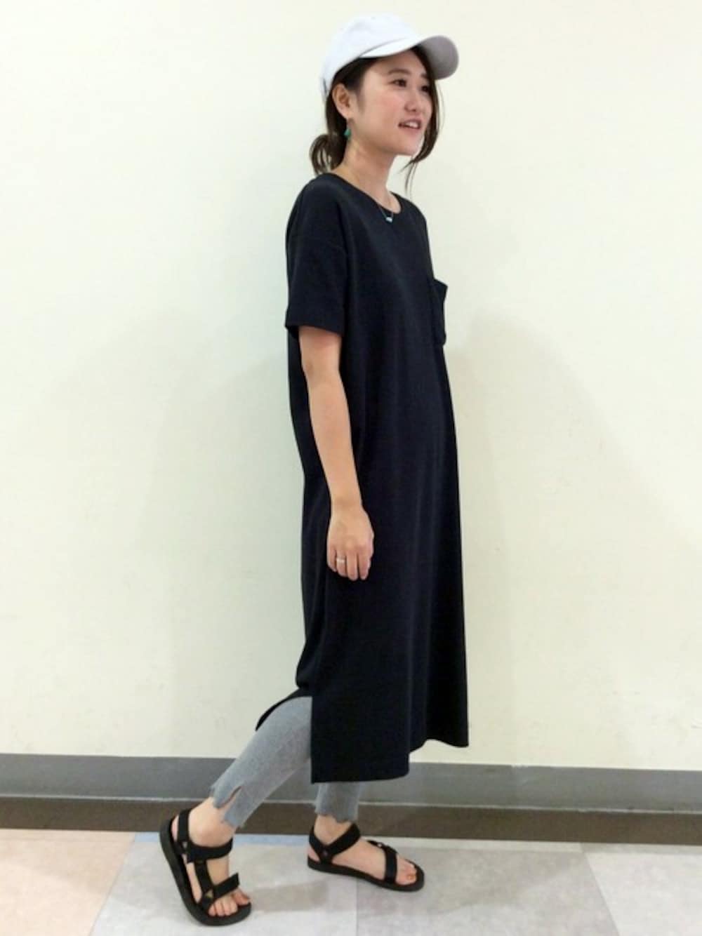 「ワンピース、シンプル、キャップ、レギンス、モノトーン、大人カジュアル、フェススタイル、夏コーデ、Tシャツワンピ、スポーツサンダル」｜「LBCのTCスムースカットロングワンピース（ワンピース、ブラック系）」を使った、HARUさん（レディース・156cm）の夏コーディネートの1枚目の写真