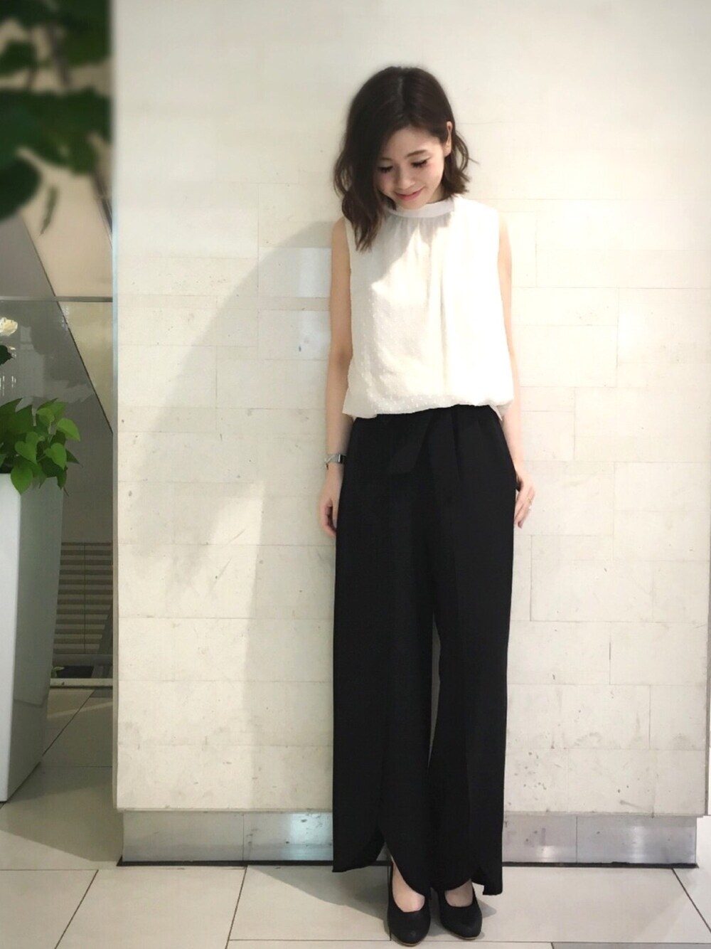 ホワイト系のドレス、ブラック系のパンプスを着用したレディースの秋コーディネートの1枚目の写真