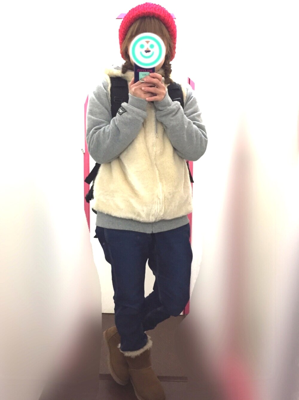 グレー系のパーカー、ブルー系のデニムパンツ、ブラウン系のブーツを着用したレディースの冬コーディネートの1枚目の写真