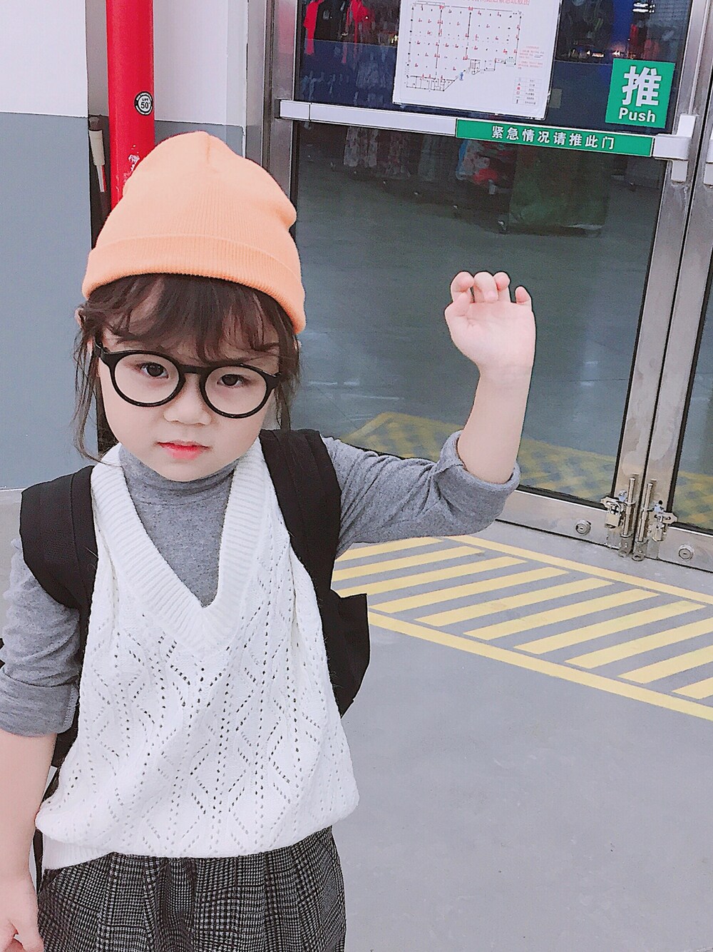 「休闲、基础款」｜「Fのアイテム（トップス、グレー系）」を使った、娃娃不恋さん（キッズ・110cm）の夏コーディネートの1枚目の写真