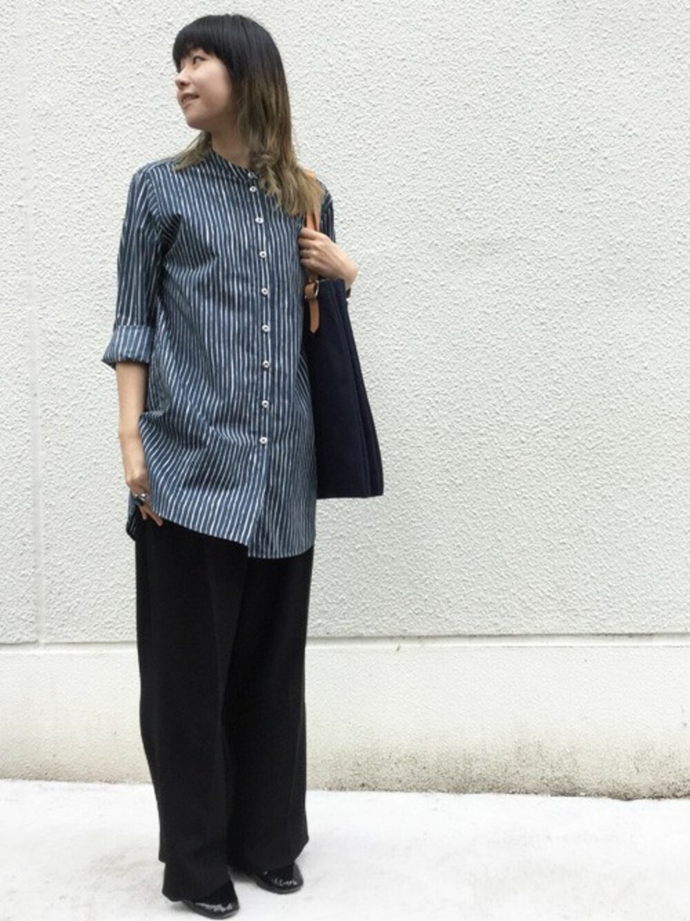 「ストライプ、marimekko、大人カジュアル、マリメッコ、ワイドパンツ、ストライプシャツ、パンツスタイル、シンプルコーデ、ネイビーコーデ、はるコーデ」｜「marimekkoのAITA POPLIN / LINA TUNIC（シャツ/ブラウス、ブルー系）」を使った、staff5さん（レディース・163cm）の春コーディネートの1枚目の写真