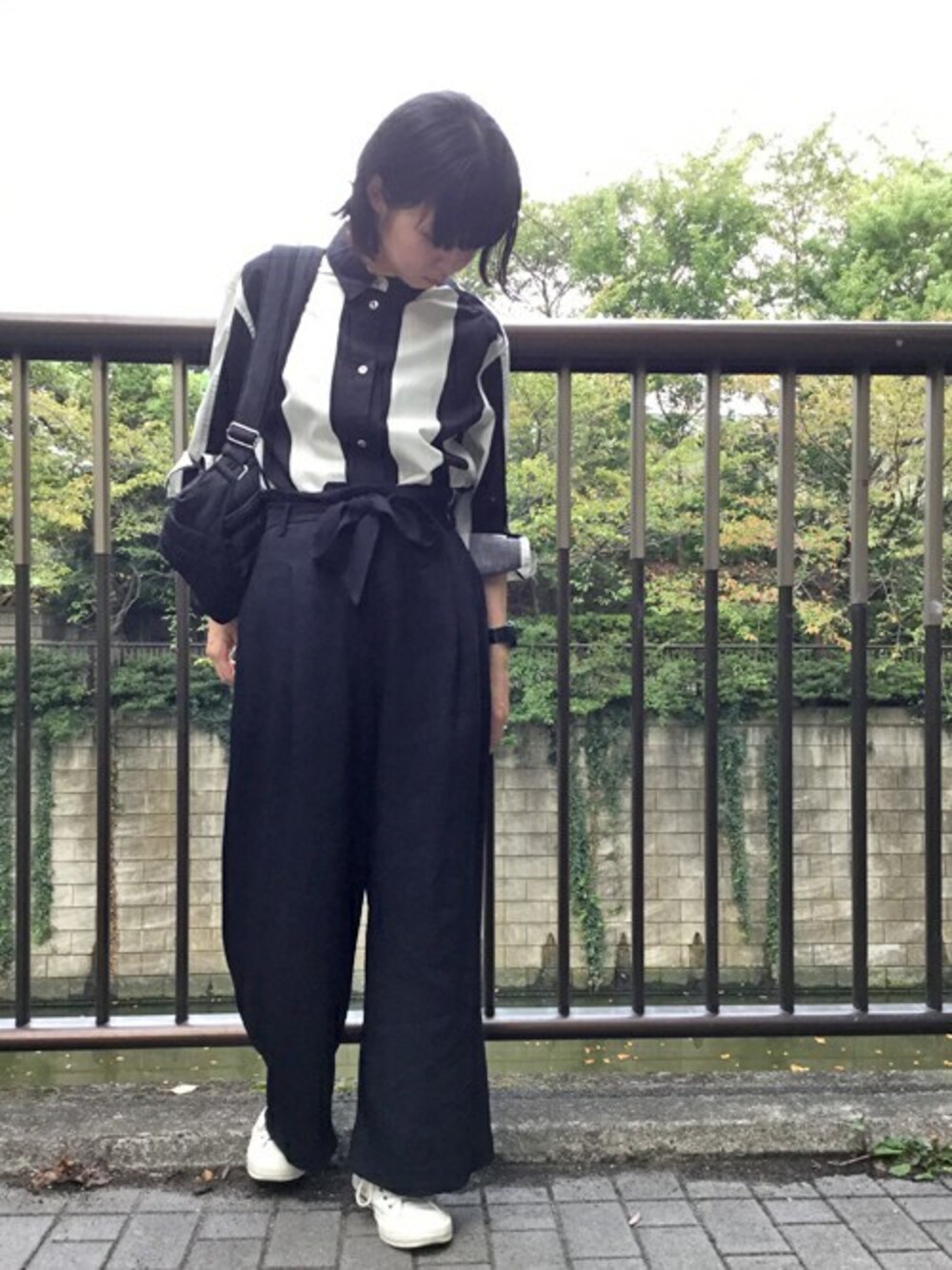 「ボーイズライク、marimekko、モノトーン、マリメッコ、ワイドパンツ、シャツイン、シャツスタイル、カジュアルコーデ、秋コーデ、太ストライプ」｜「marimekkoのTASAPALKKI WOVEN / HELVIA SHIRT（シャツ/ブラウス、ブラック系）」を使った、staff5さん（レディース・163cm）の秋コーディネートの1枚目の写真