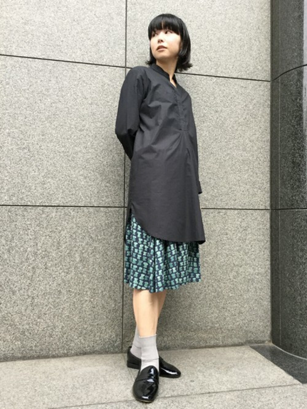 「ブラックコーデ、marimekko、マリメッコ、柄スカート、シンプルコーデ、ひざ下スカート、ローファー×靴下、秋コーデ、シャツチュニック、チュニック×スカート」｜「RepettoのMICHAEL ,  LOAFER / V829V [Black, White] （ドレスシューズ、ブラック系）」を使った、staff5さん（レディース・163cm）の秋コーディネートの1枚目の写真