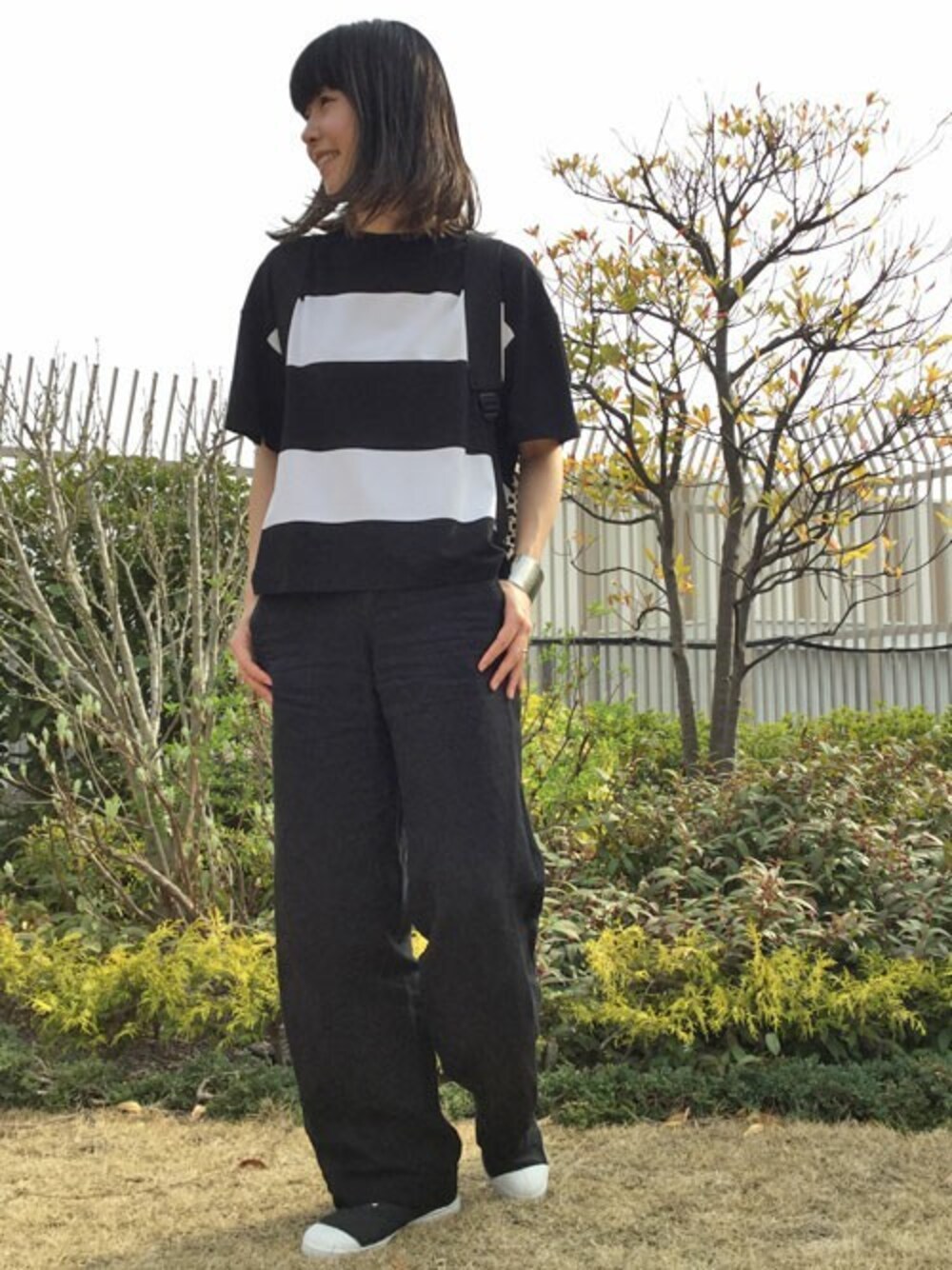 「marimekko、マリメッコ、スニーカーコーデ、ボーダートップス、春コーデ、太ボーダー、モノトーンコーデ、BENSIMON、シルバーアクセサリー、大人マリン」｜「marimekkoのHUSINA JERSEY / PIRSKE T-SHIRT（Tシャツ/カットソー、ブラック系）」を使った、staff5さん（レディース・163cm）の春コーディネートの1枚目の写真