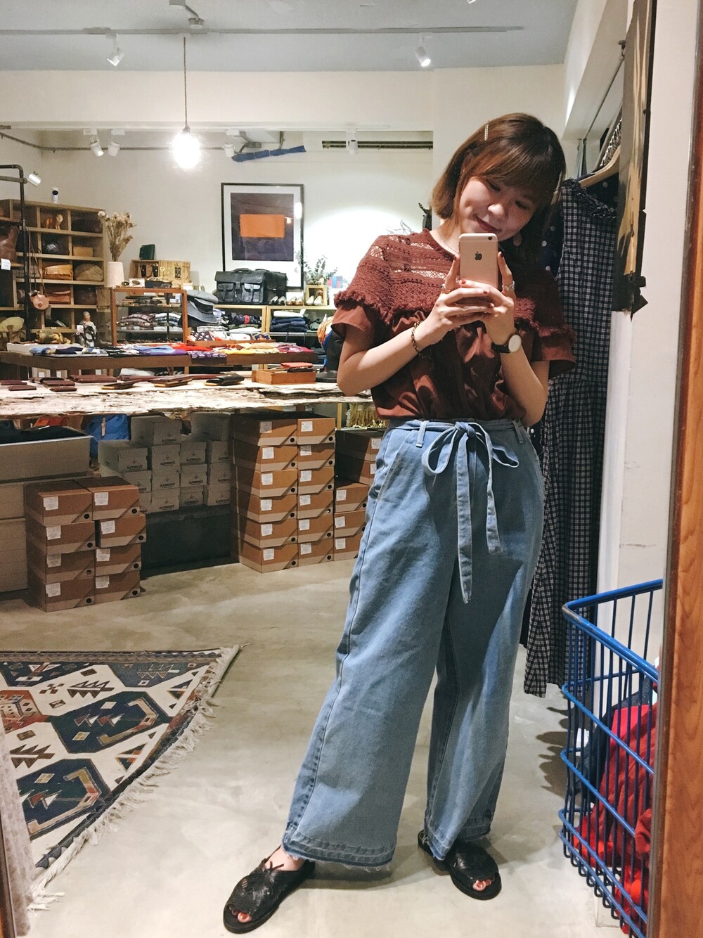 「夏コーデ、カジュアル、デニム、アーバンリサーチ、URBAN RESEARCH、シンプルコーデ、大人カジュアル、summer、ワイドパンツ」｜「URBAN RESEARCHの UR レース切替ブラウス（シャツ/ブラウス、ブラウン系）」を使った、メロディさん（レディース・160cm）の夏コーディネートの1枚目の写真