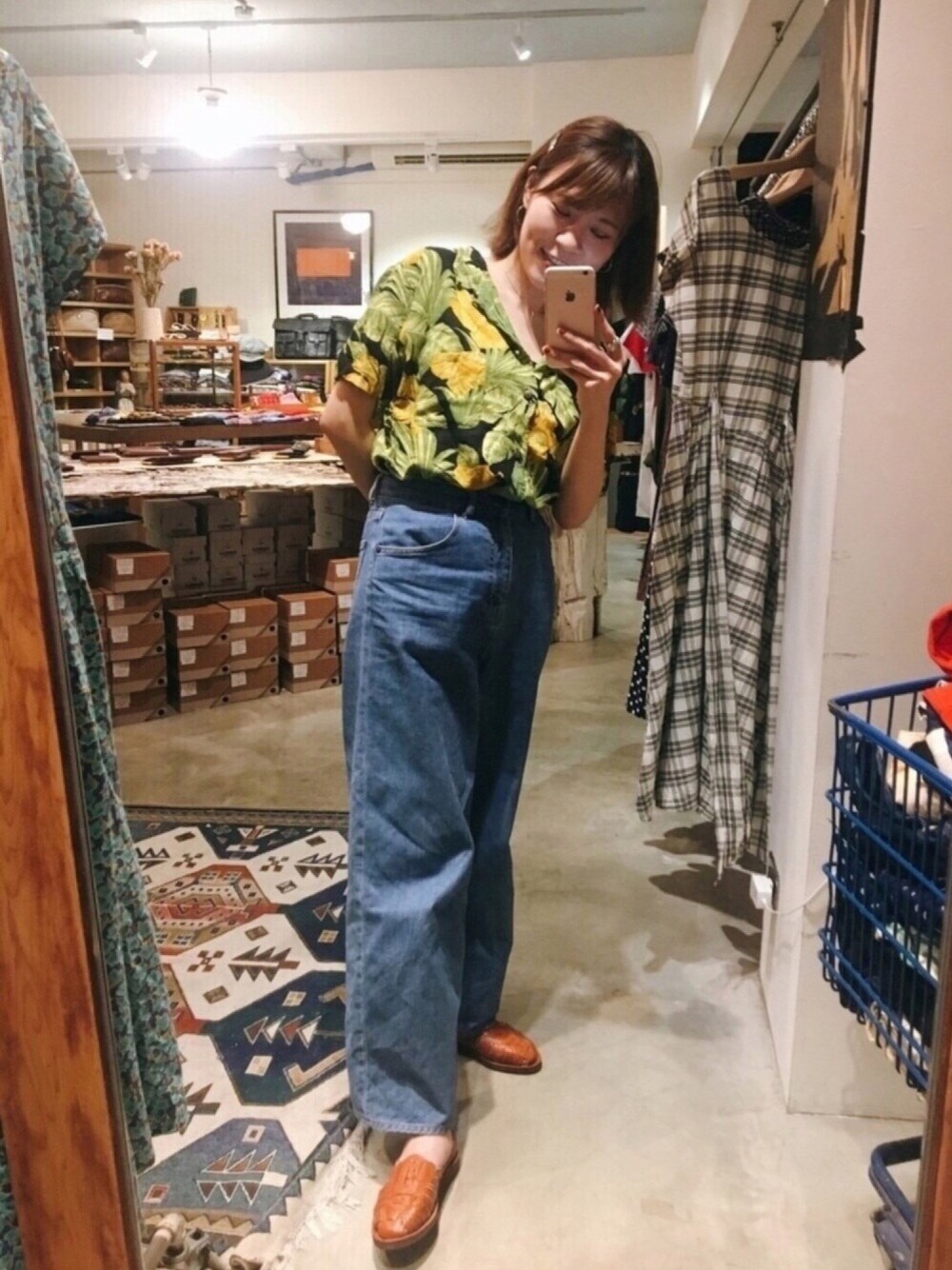 「夏コーデ、ハワイ、フラワー、ハワイアンシャツ、FREAK’Ｓ STORE、journal standard」｜「A ROOM MODELのアイテム（ジャージ、グリーン系）」を使った、メロディさん（レディース・160cm）の夏コーディネートの1枚目の写真