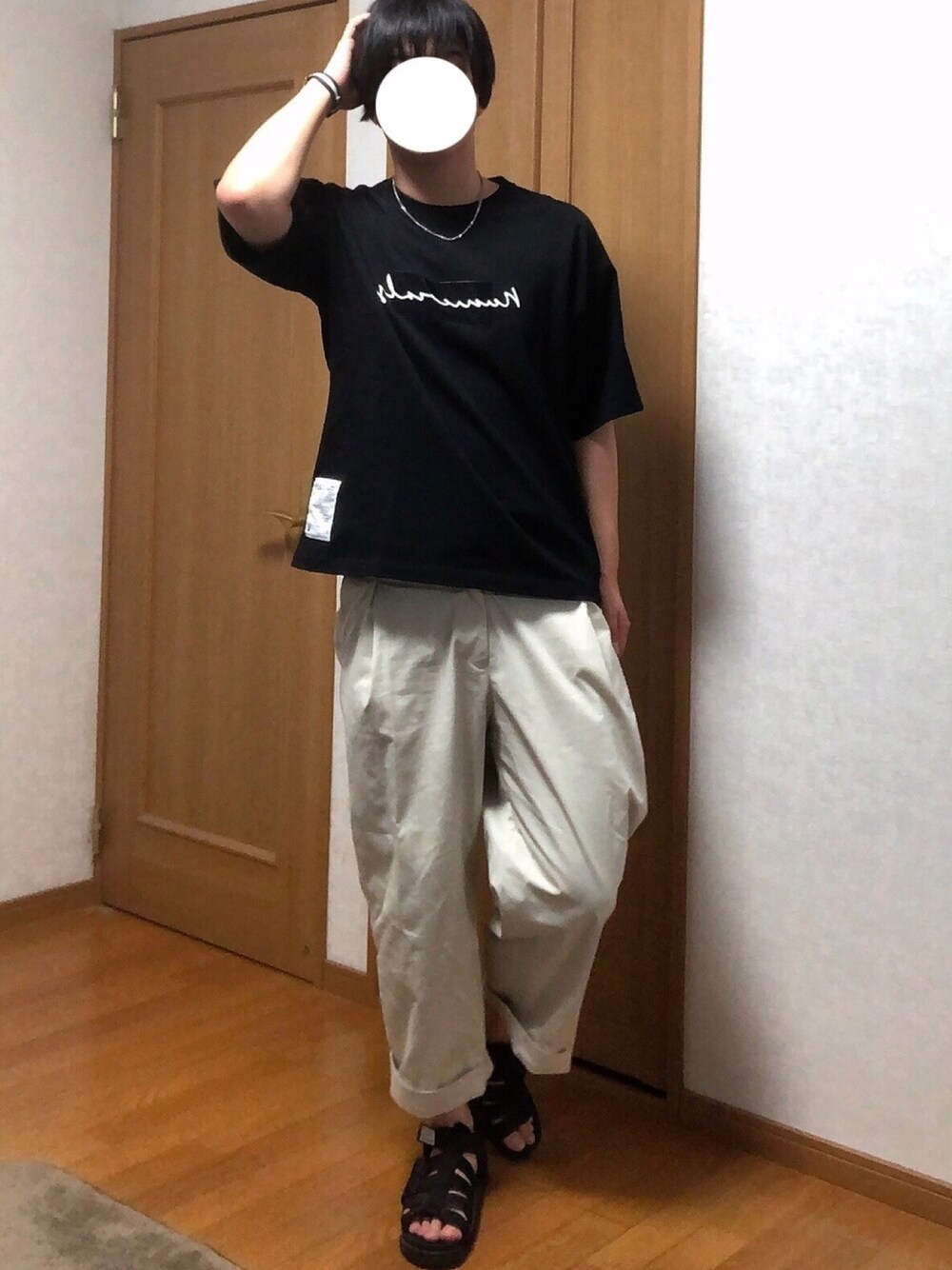 「夏、シンプルコーデ、大人コーデ、リラックススタイル、プチプラ、ワイドパンツ、サンダル、ニコアンド、SHAKA、ダニエルウェリントン」｜「NUMERALSの[NUMERALS]度詰めクルーネックTシャツ（Tシャツ/カットソー、ブラック系）」を使った、むぎ太さん（メンズ・178cm）の夏コーディネートの1枚目の写真