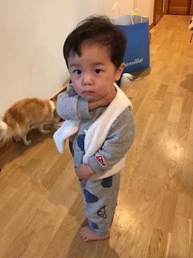「HAKKA BABY（ハッカベビー）のオレンジ柄プリントカバーオール（ロンパース、グレー系）」を使った、︎masanpaさん（キッズ・90cm）の春コーディネート