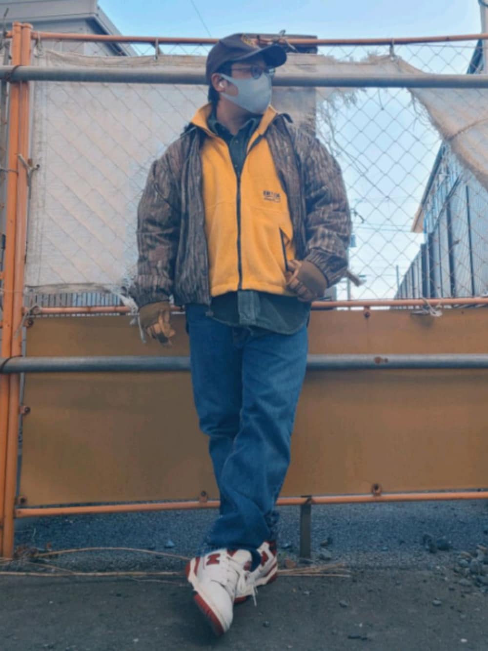 「古着、古着MIX、カジュアルコーデ、カジュアル、デニムパンツ、おしゃれさんと繋がりたい」｜「nyのアイテム（キャップ、ブラウン系）」を使った、KENTAROさん（メンズ・168cm）の冬コーディネートの1枚目の写真