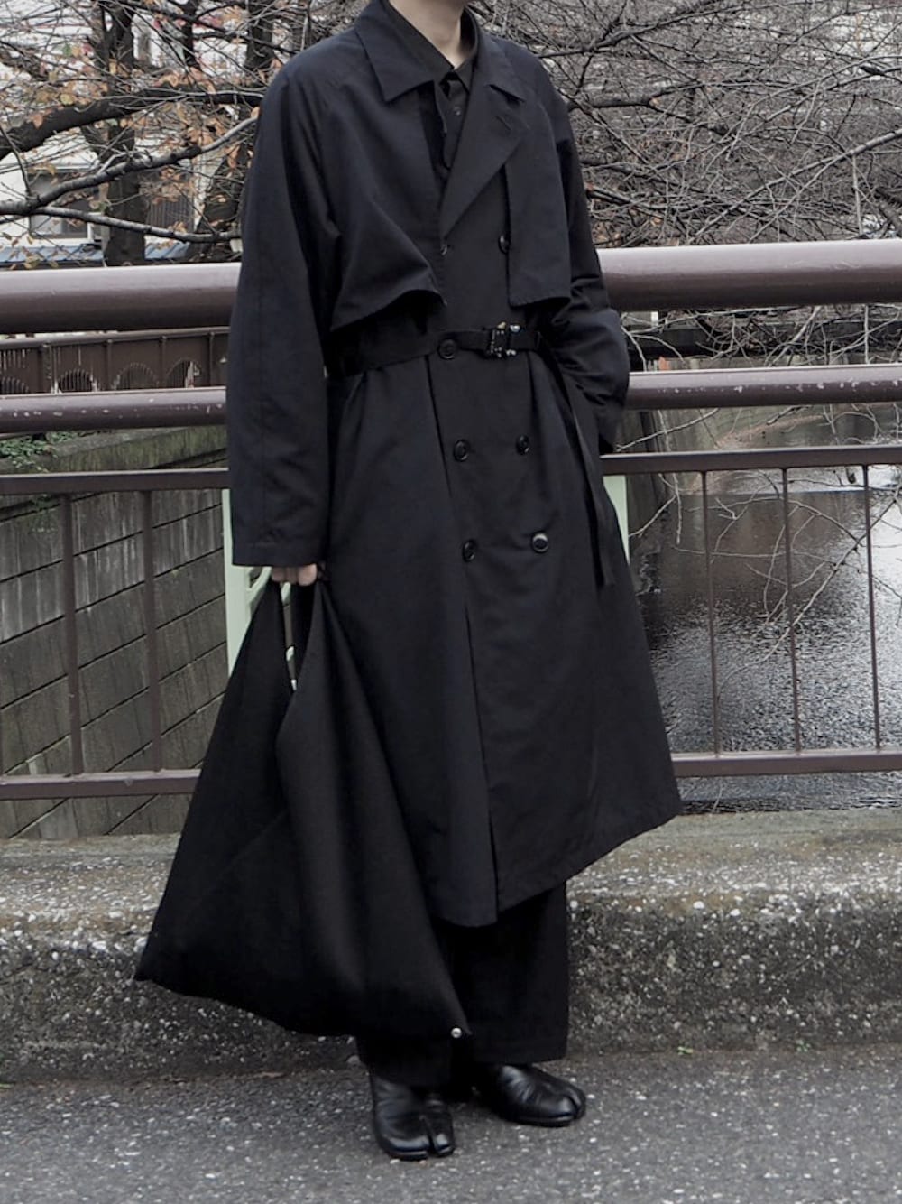 「お洒落さんとつながりたい、年末WEAR感謝祭、冬、黒、シンプル、ワイドパンツ」｜「MM6 Maison MargielaのMM6 Maison Margiela ジャパニーズトートバッグ（トートバッグ、ブラック系）」を使った、Nobuさん（メンズ・173cm）の冬コーディネートの1枚目の写真