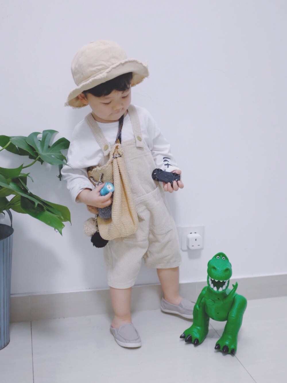 グリーン系のおもちゃを着用したキッズの春コーディネートの1枚目の写真