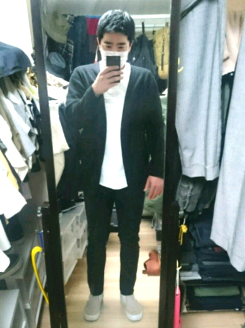 「FREAK'S STOREのアイテム（カーディガン/ボレロ、ブラック系）」を使った、高さん（メンズ・176cm）の春コーディネートの1枚目の写真