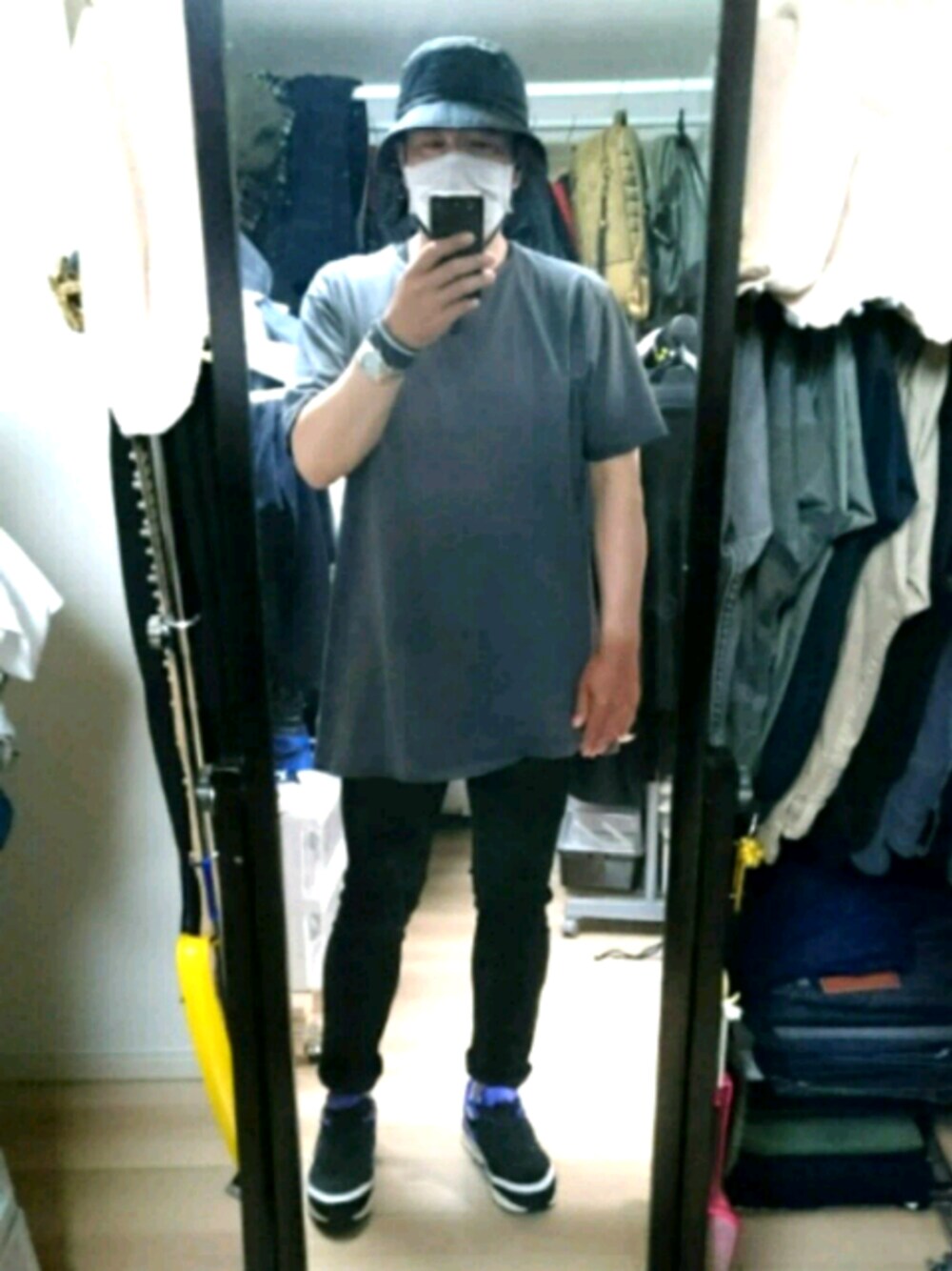 「NIKEのアイテム（スニーカー、ブラック系）」を使った、高さん（メンズ・176cm）の春コーディネートの1枚目の写真