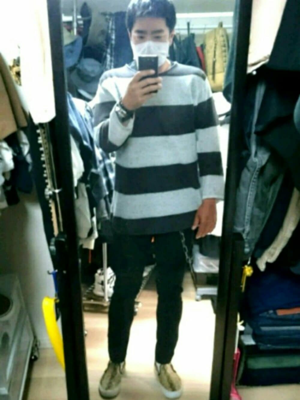 ブルー系のチノパンツ、ゴールド系のスリッポン、グレー系のニット/セーターを着用したメンズの春コーディネートの1枚目の写真