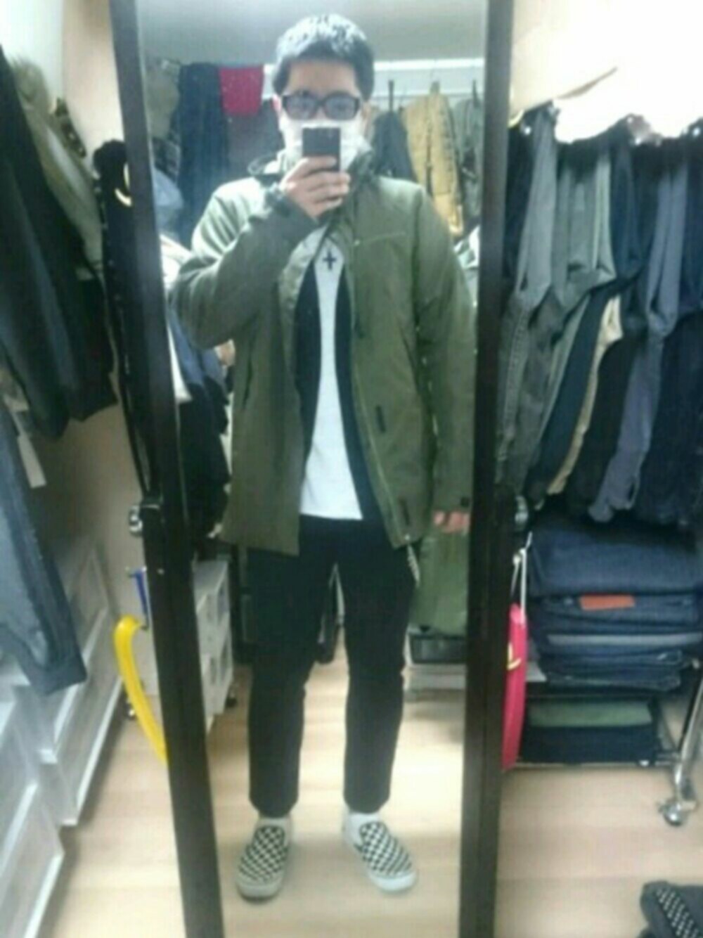 「UNDERCOVERのアイテム（ネックレス、ブルー系）」を使った、高さん（メンズ・176cm）の春コーディネートの1枚目の写真