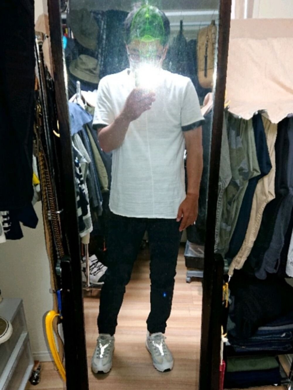 「NIKEのアイテム（スニーカー、ホワイト系）」を使った、高さん（メンズ・176cm）の夏コーディネートの1枚目の写真