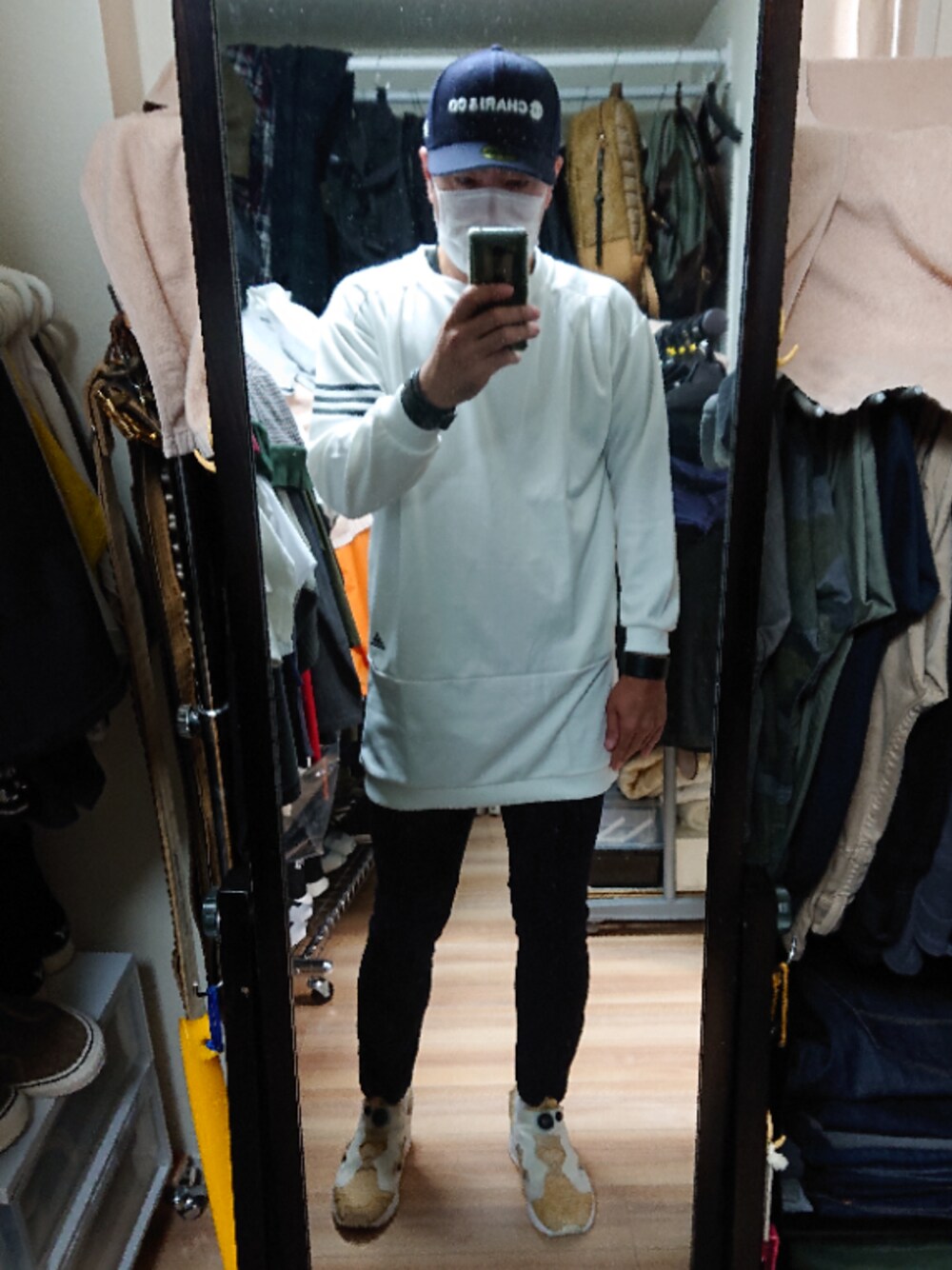 「Reebokのアイテム（スニーカー、ベージュ系）」を使った、高さん（メンズ・176cm）の秋コーディネートの1枚目の写真