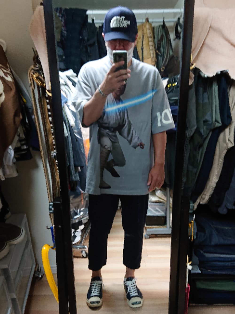 「UNDERCOVERのアイテム（スニーカー、ブルー系）」を使った、高さん（メンズ・176cm）の秋コーディネートの1枚目の写真