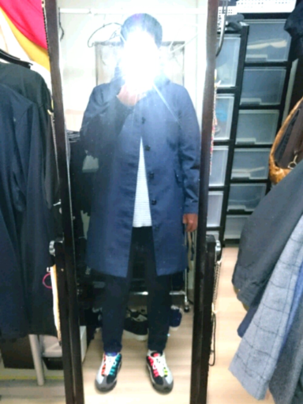 「TAKEO KIKUCHIのアイテム（Tシャツ/カットソー、グレー系）」を使った、高さん（メンズ・176cm）の冬コーディネートの1枚目の写真