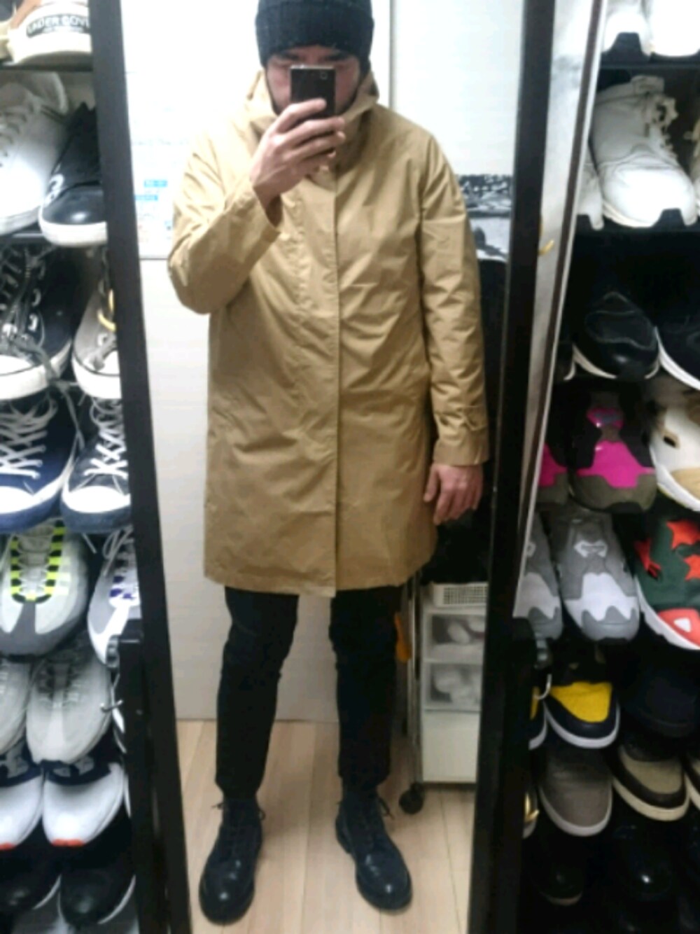 「TAKEO KIKUCHIのアイテム（ステンカラーコート、ベージュ系）」を使った、高さん（メンズ・176cm）の冬コーディネートの1枚目の写真