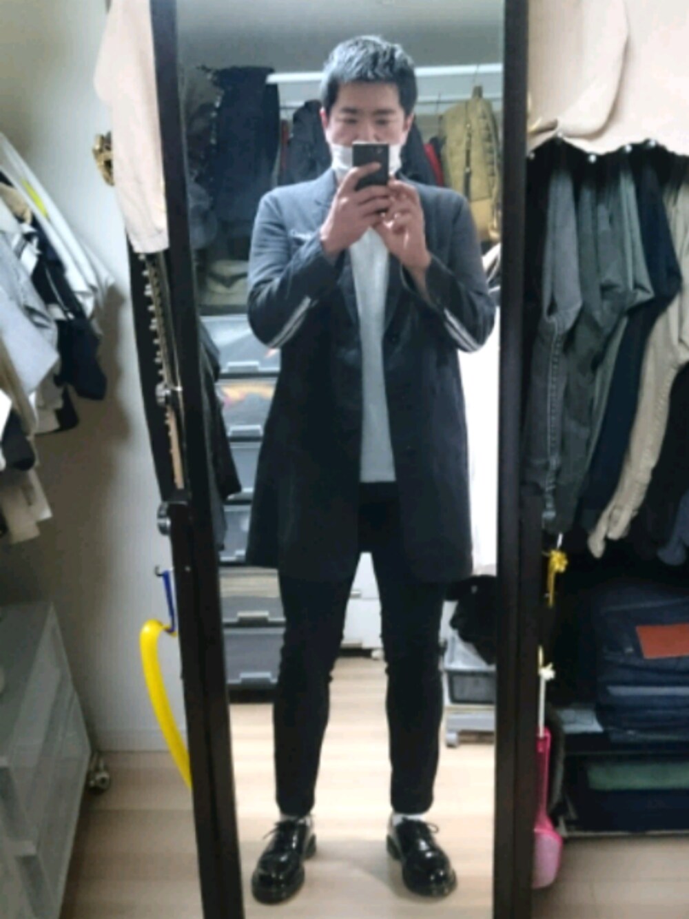 「UNDERCOVERのアイテム（その他アウター、ブラック系）」を使った、高さん（メンズ・176cm）の春コーディネートの1枚目の写真