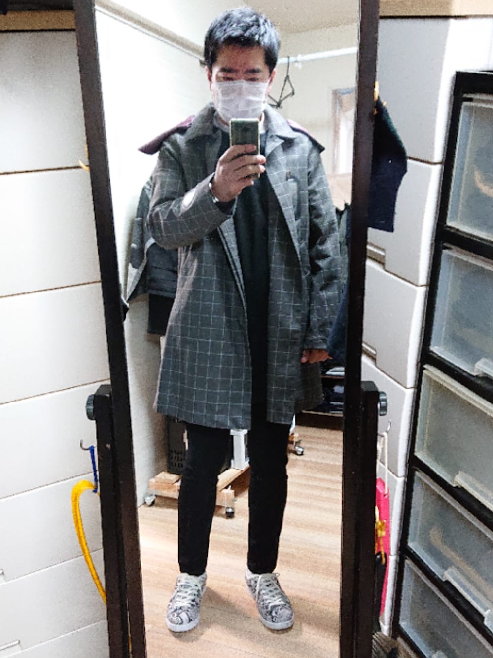 「adidas Originals by HYKEのSTAN SMITH（スニーカー、ホワイト系）」を使った、高さん（メンズ・176cm）の冬コーディネートの1枚目の写真