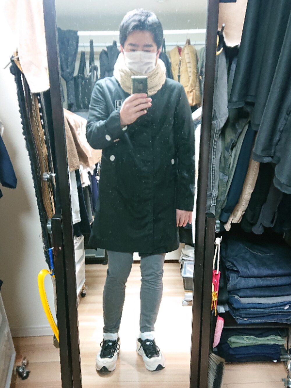 「adidas by RAF SIMONSのadidas by RAF SIMONS アディダスバイラフシモンズ　RS OZWEEGO　III スニーカー（スニーカー、ホワイト系）」を使った、高さん（メンズ・176cm）の冬コーディネートの1枚目の写真